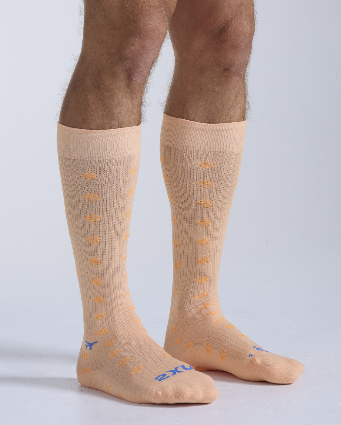 2xu-flight-bamboo-charcoal-kompressionssocken-peach-blue image 1