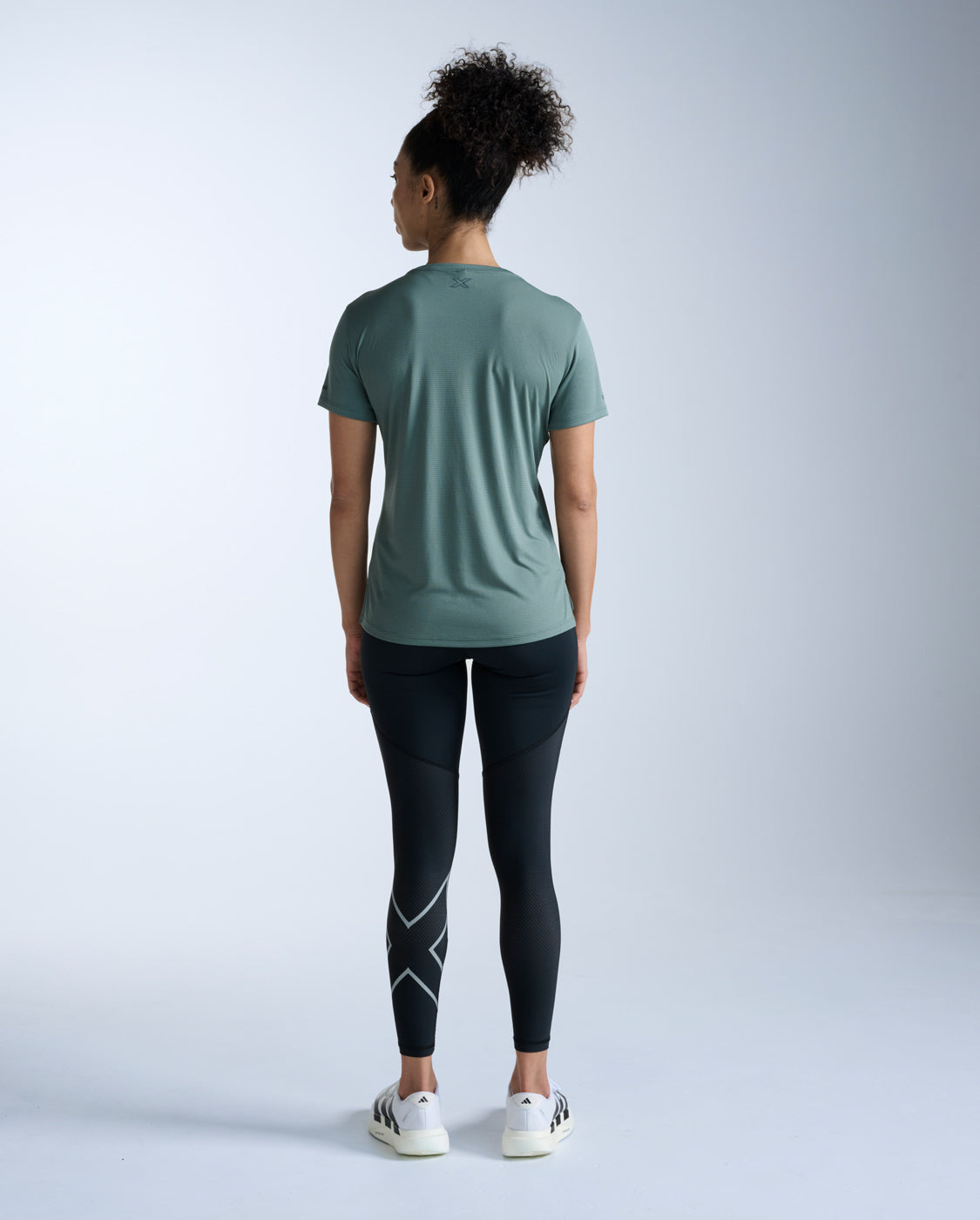 2xu-aero-tee-laufshirt-olive-leaf-damen-kurzarm-upf image 7
