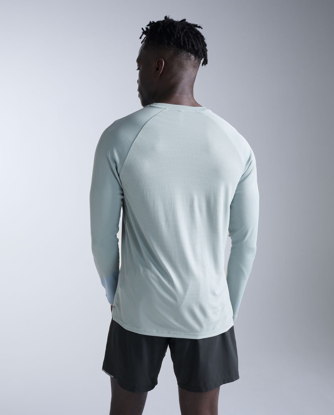 2xu-aero-long-sleeve-laufshirt-herren-smoke-blue image 2
