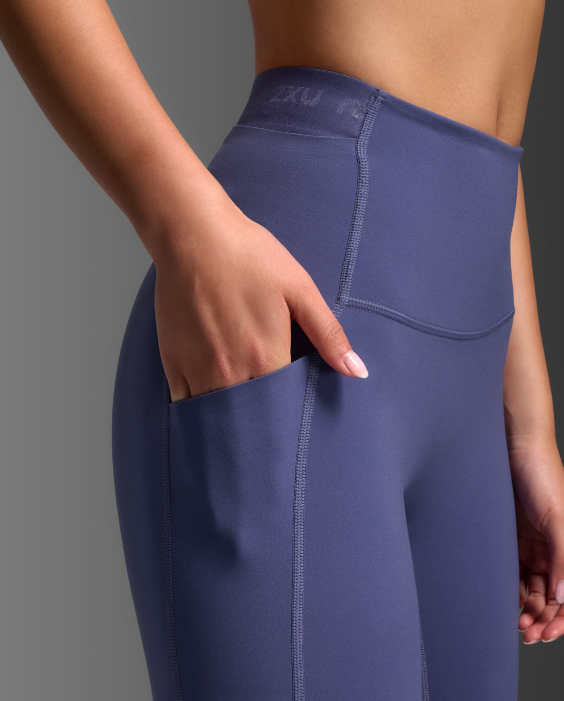 2xu-form-stash-hi-rise-compression-tights-future-dusk-taschen image 7