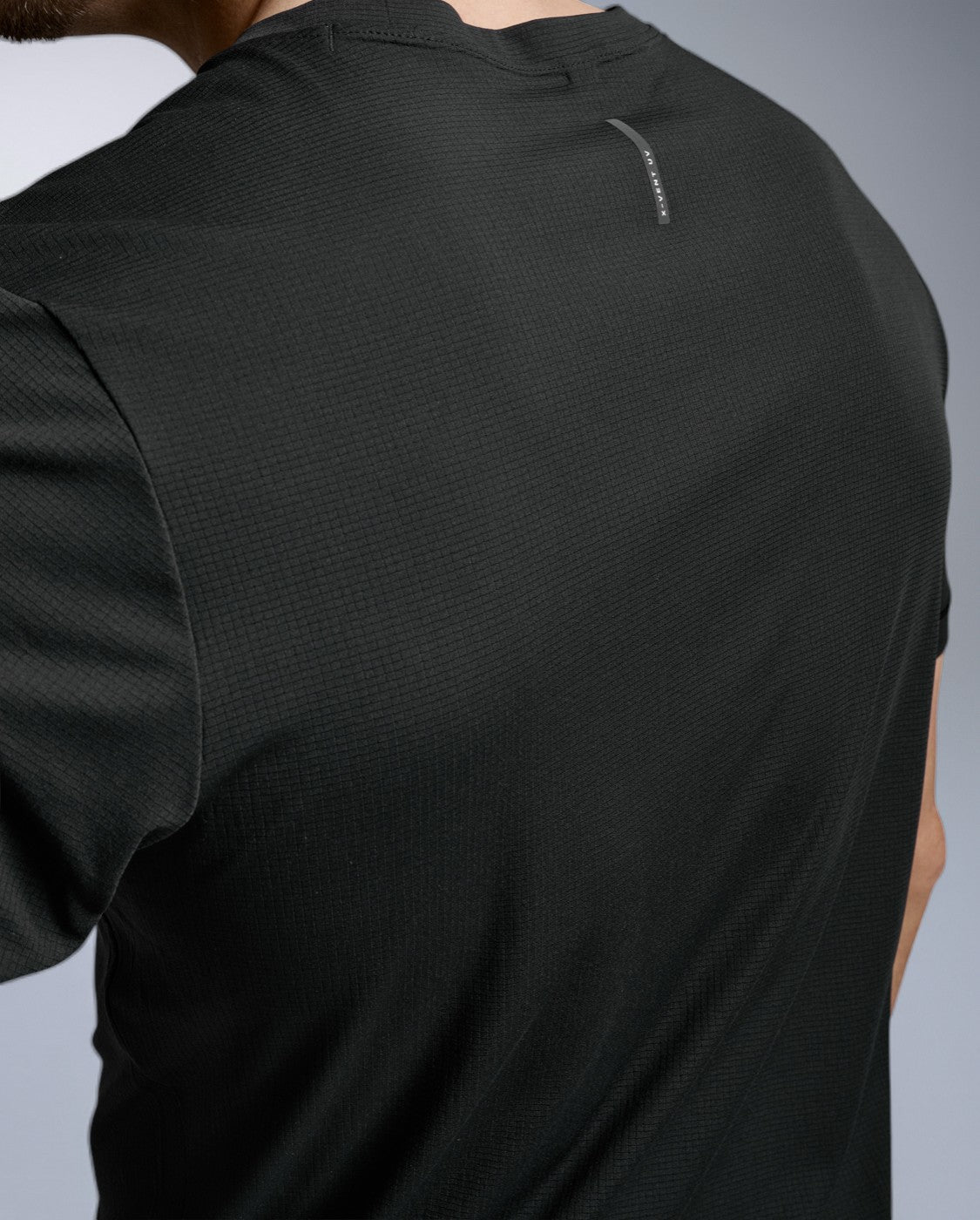 2xu-aero-trail-tee-herren-black-black-reflective-upf50-laufshirt image 2