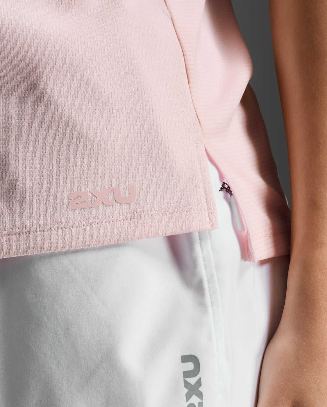 2xu-aero-singlet-lauftop-damen-pink-frost-reflective image 8