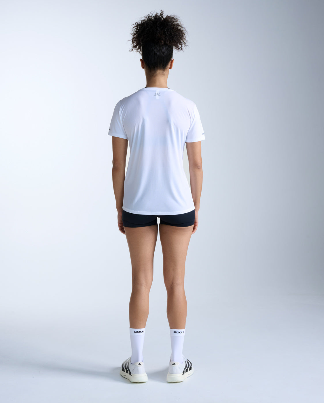 2xu-aero-tee-damen-white-atmungsaktives-laufshirt-kurzarm image 6