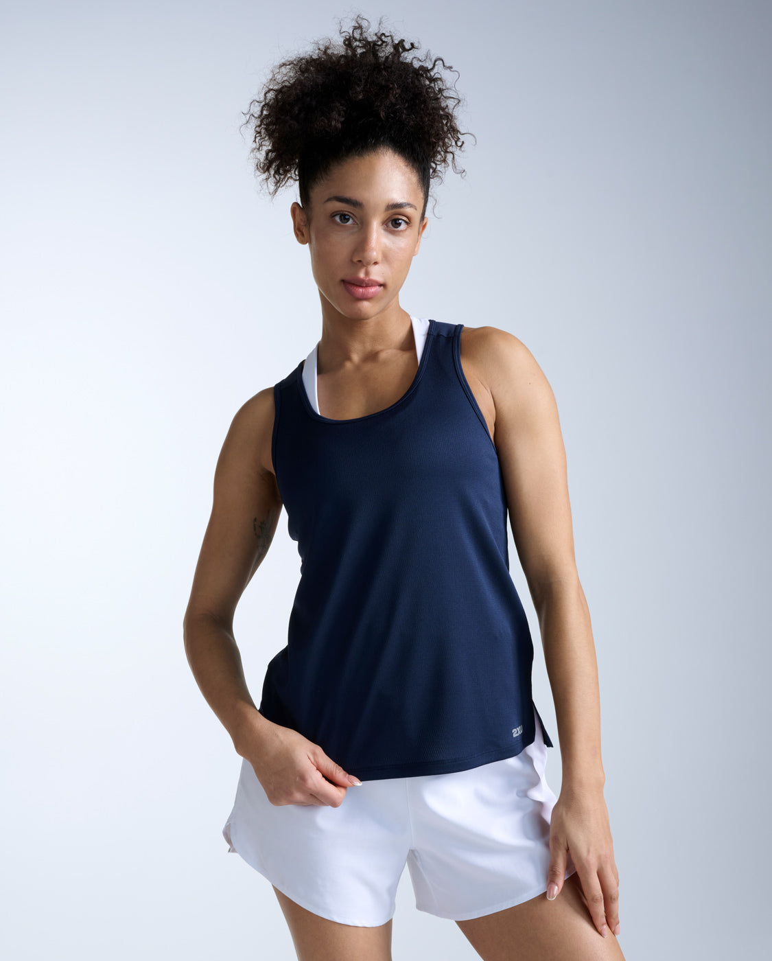 2xu-aero-singlet-lauftop-midnight-damen-atmungsaktiv image 1