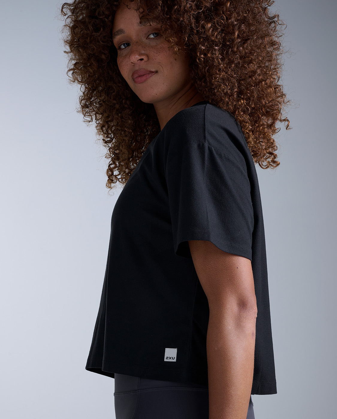 2xu-form-soft-jersey-relaxed-tee-shirt-damen-schwarz-kurzarm image 2