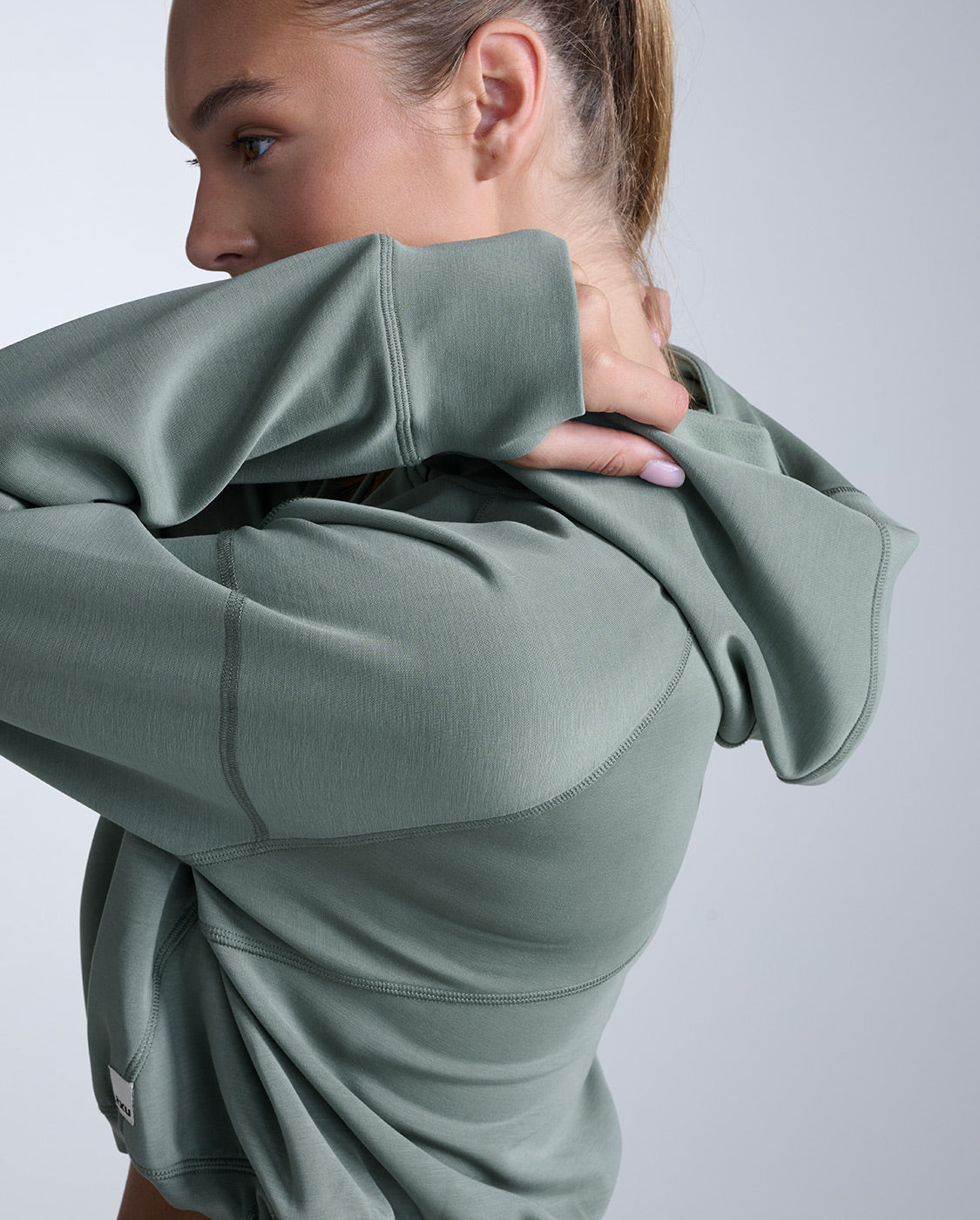 2xu-signature-wonderluxe-cropped-hoodie-fern image 3