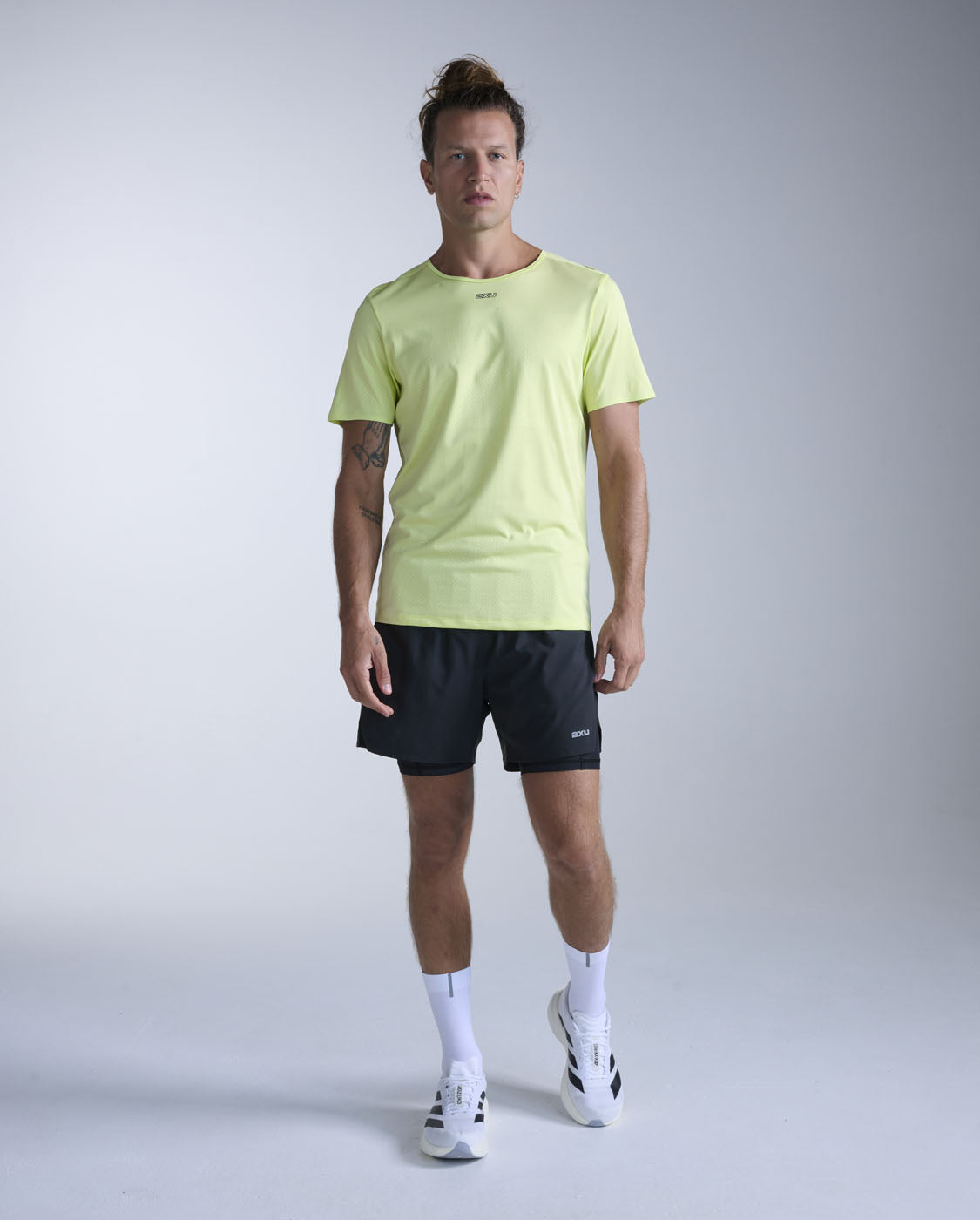 2xu-light-speed-tech-tee-laufshirt-herren-cool-matcha-slim image 1