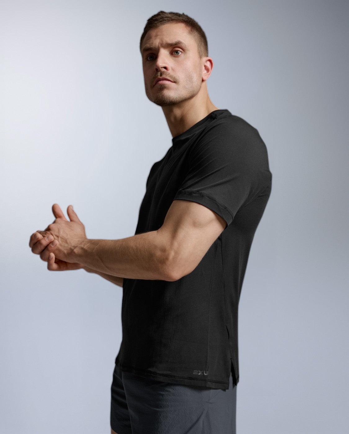 2xu-aero-trail-tee-herren-black-black-reflective-upf50-laufshirt image 5