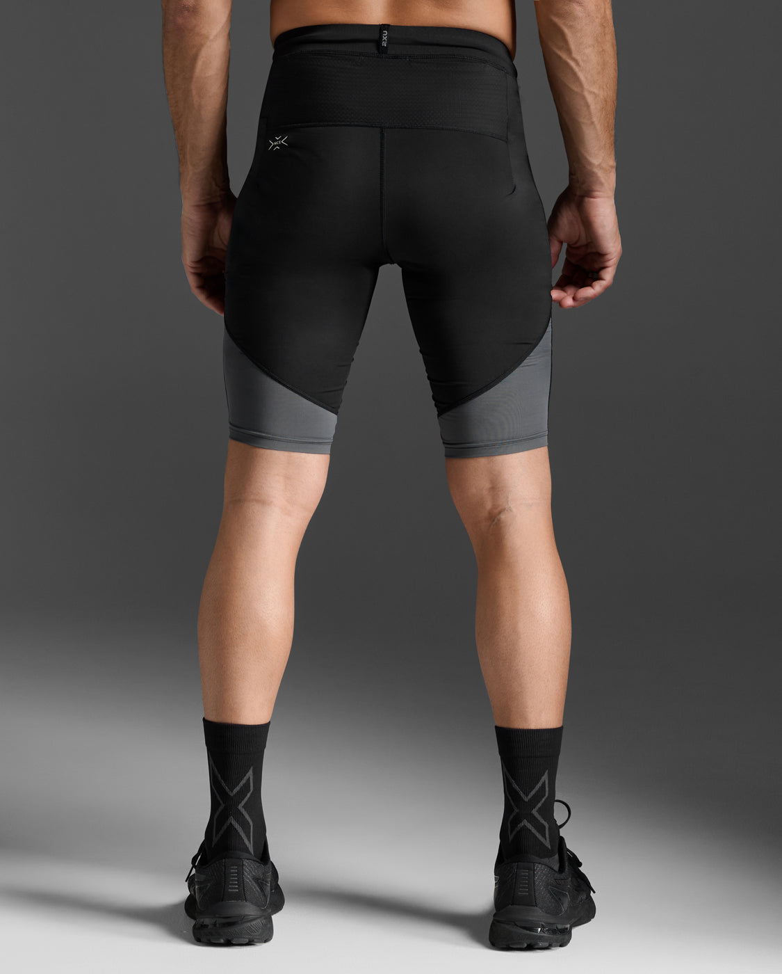 2xu-light-speed-react-kompressionsshorts-herren-schwarz image 2