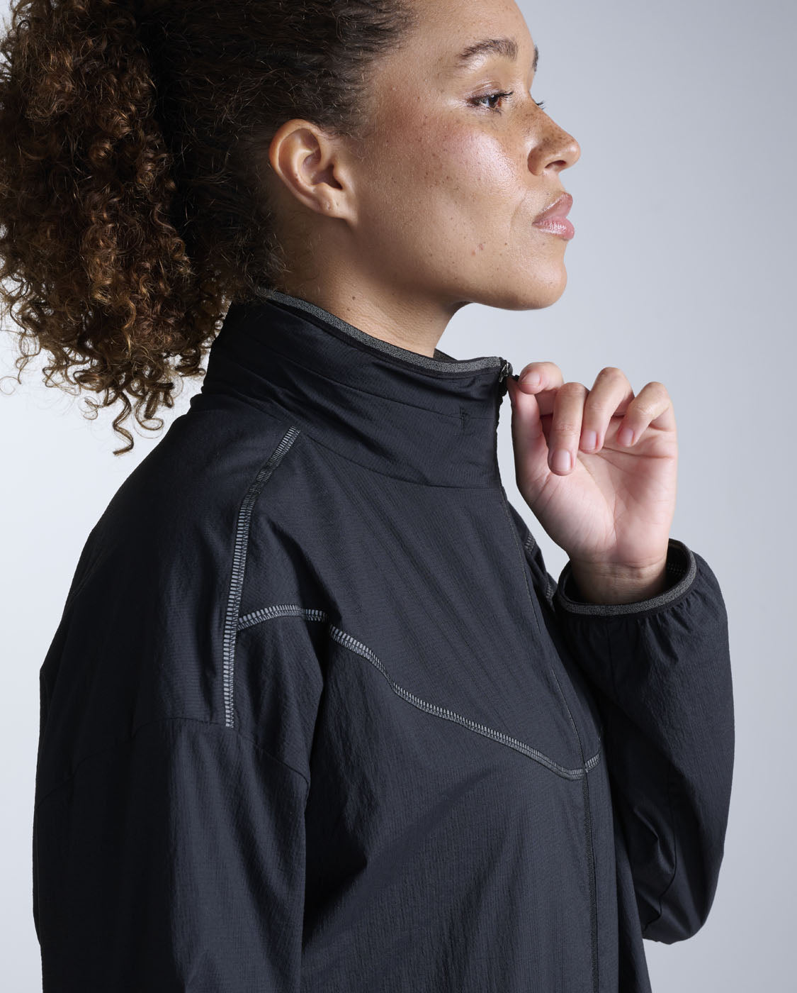 2xu-aero-sheer-bomber-jacke-damen-schwarz-wasserdicht image 5