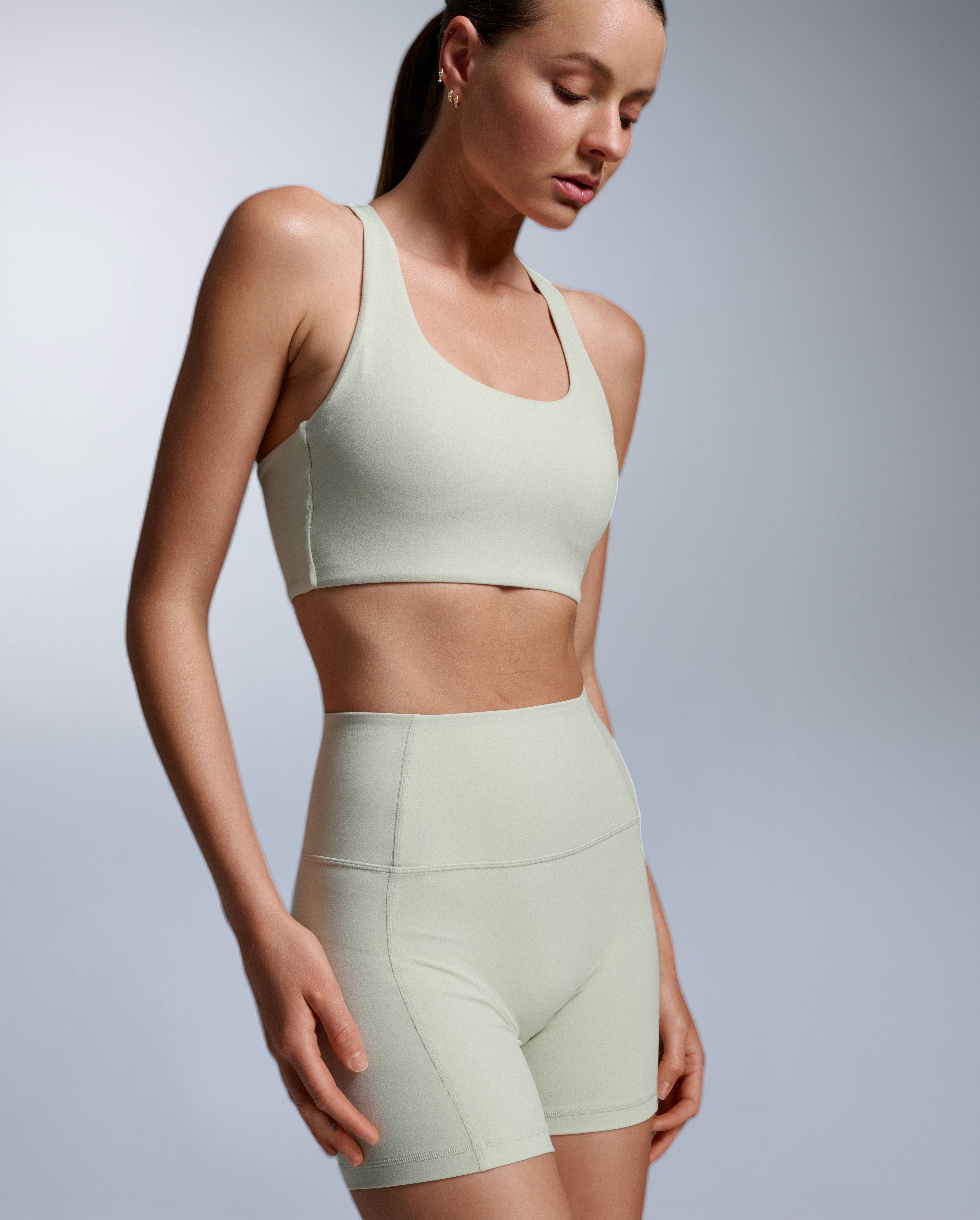 2xu-fluid-twist-back-sport-bh-seafoam-low-impact image 3
