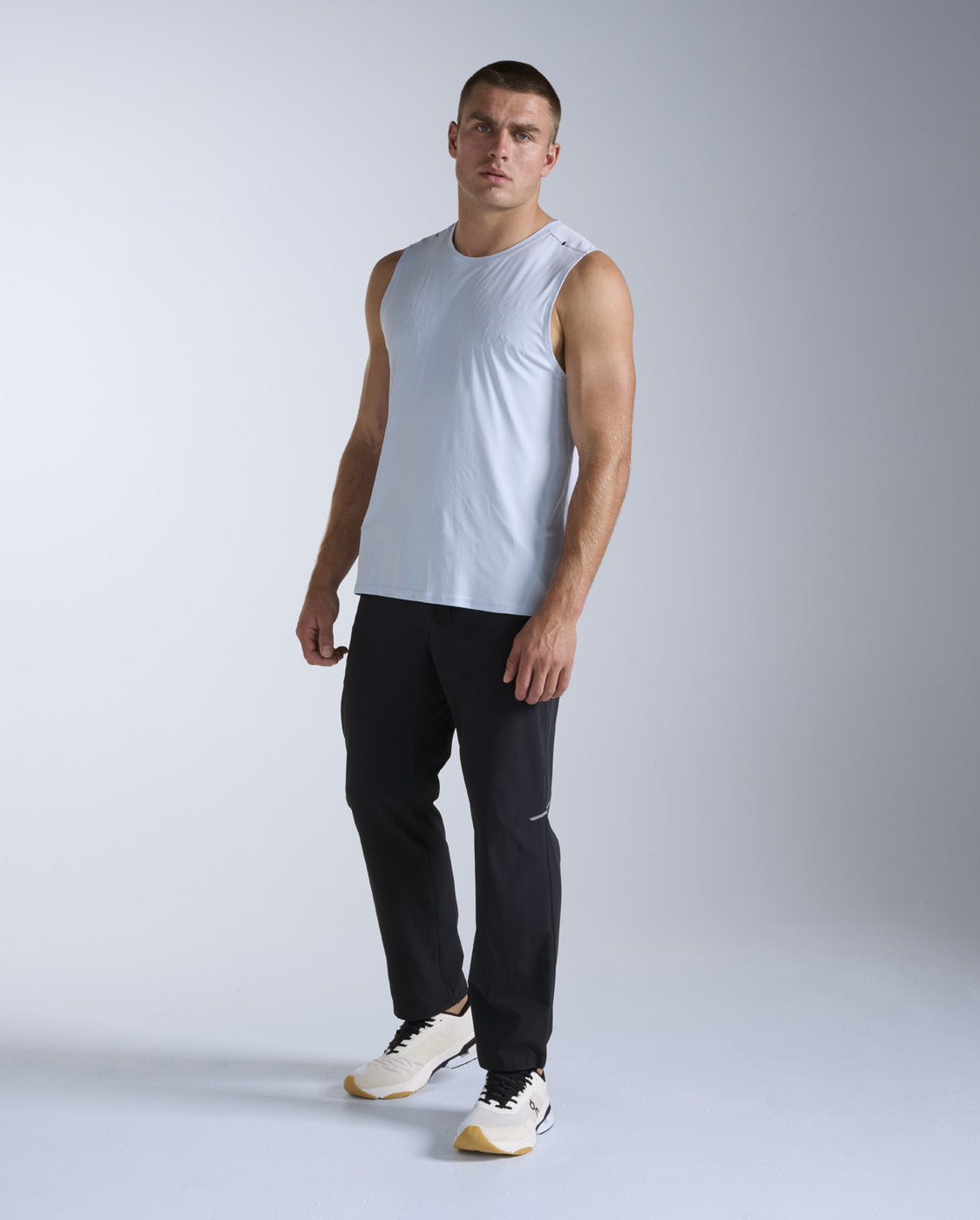 2xu-aero-trail-tank-bay-rmelloses-lauftop-herren image 4
