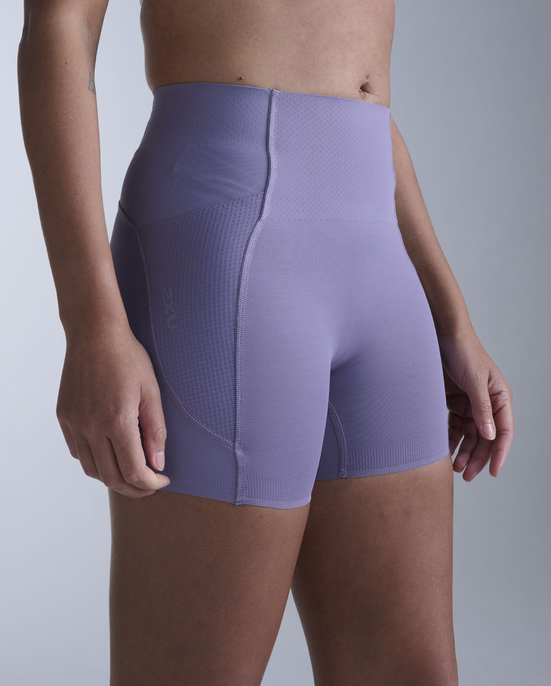 2xu-aero-mesh-4-inch-laufshorts-damen-dusted-grape image 3