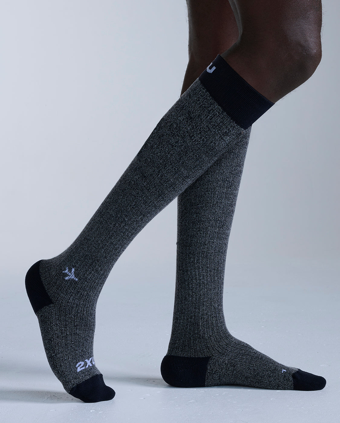 2xu-flight-kompressionssocken-grey-marle-white-bambus image 1