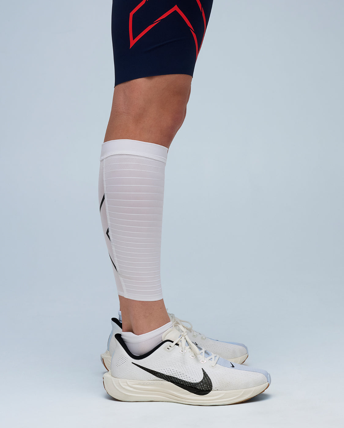 2xu-light-speed-aero-calf-guards-wei-schwarz-triathlon image 2