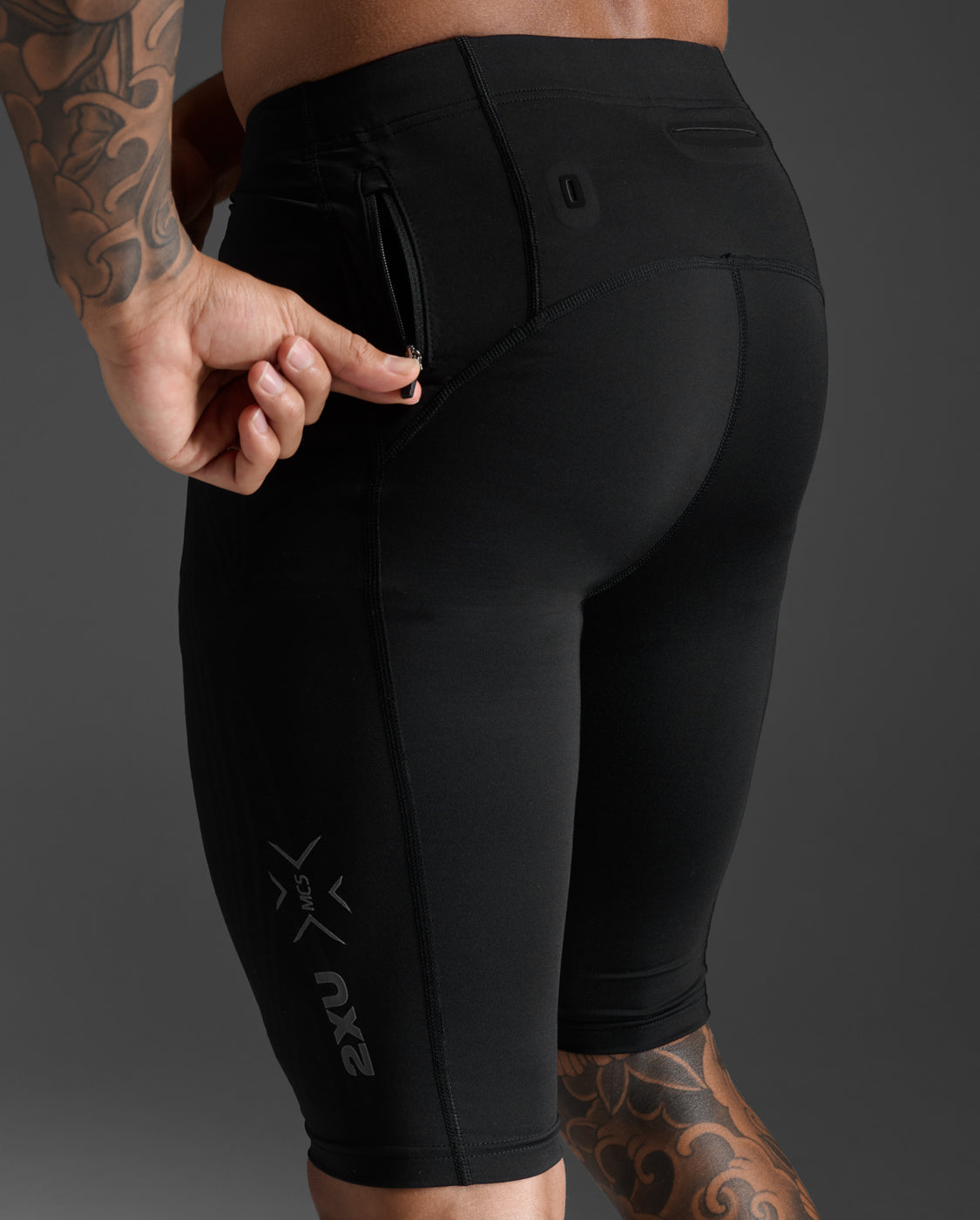 2xu-light-speed-kompressionsshorts-schwarz-reflective image 6
