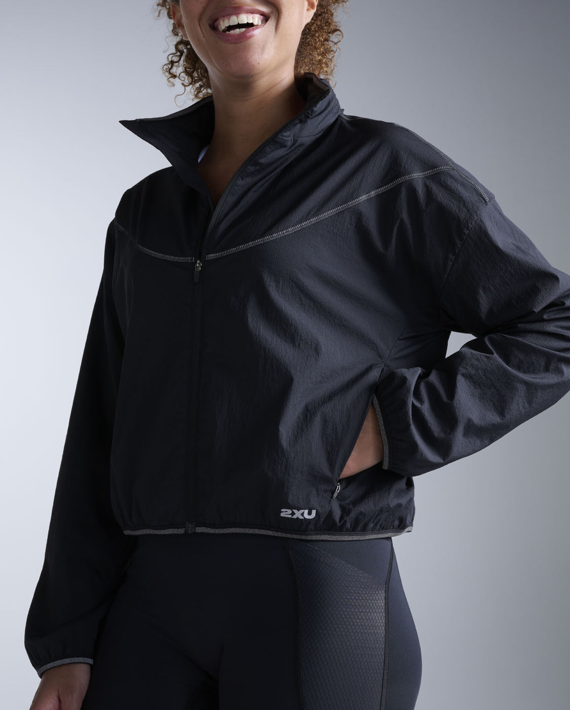 2xu-aero-sheer-bomber-jacke-damen-schwarz-wasserdicht image 4