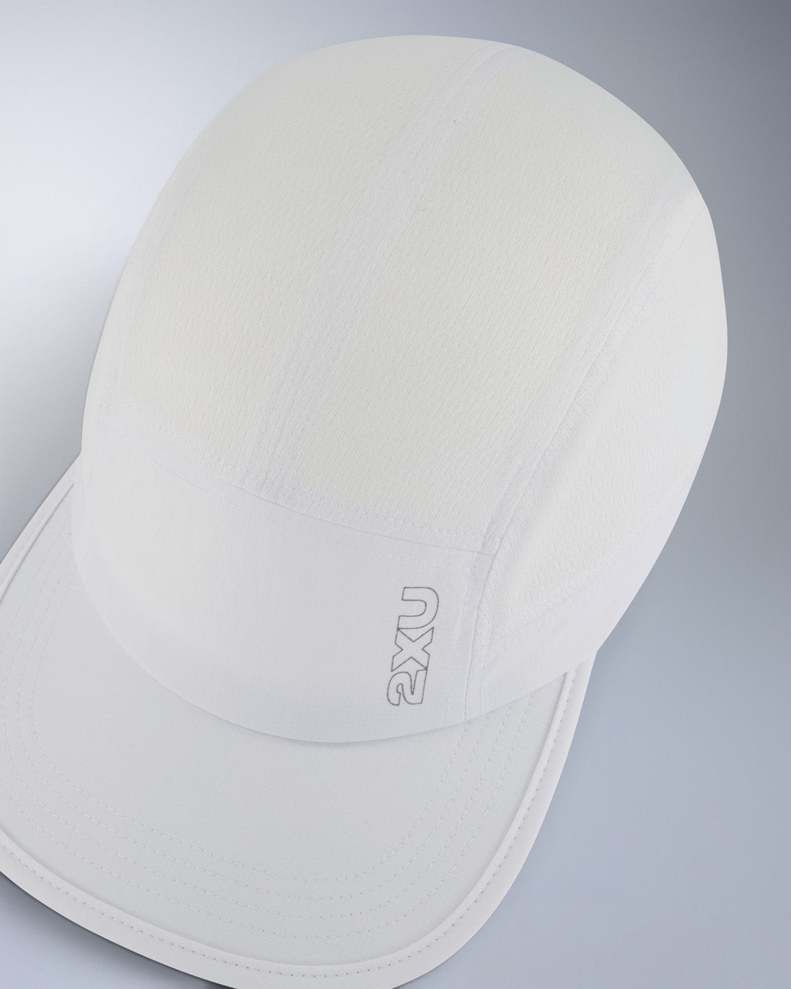 2xu-light-speed-cap-laufkappe-wei-silber-reflektierend image 3
