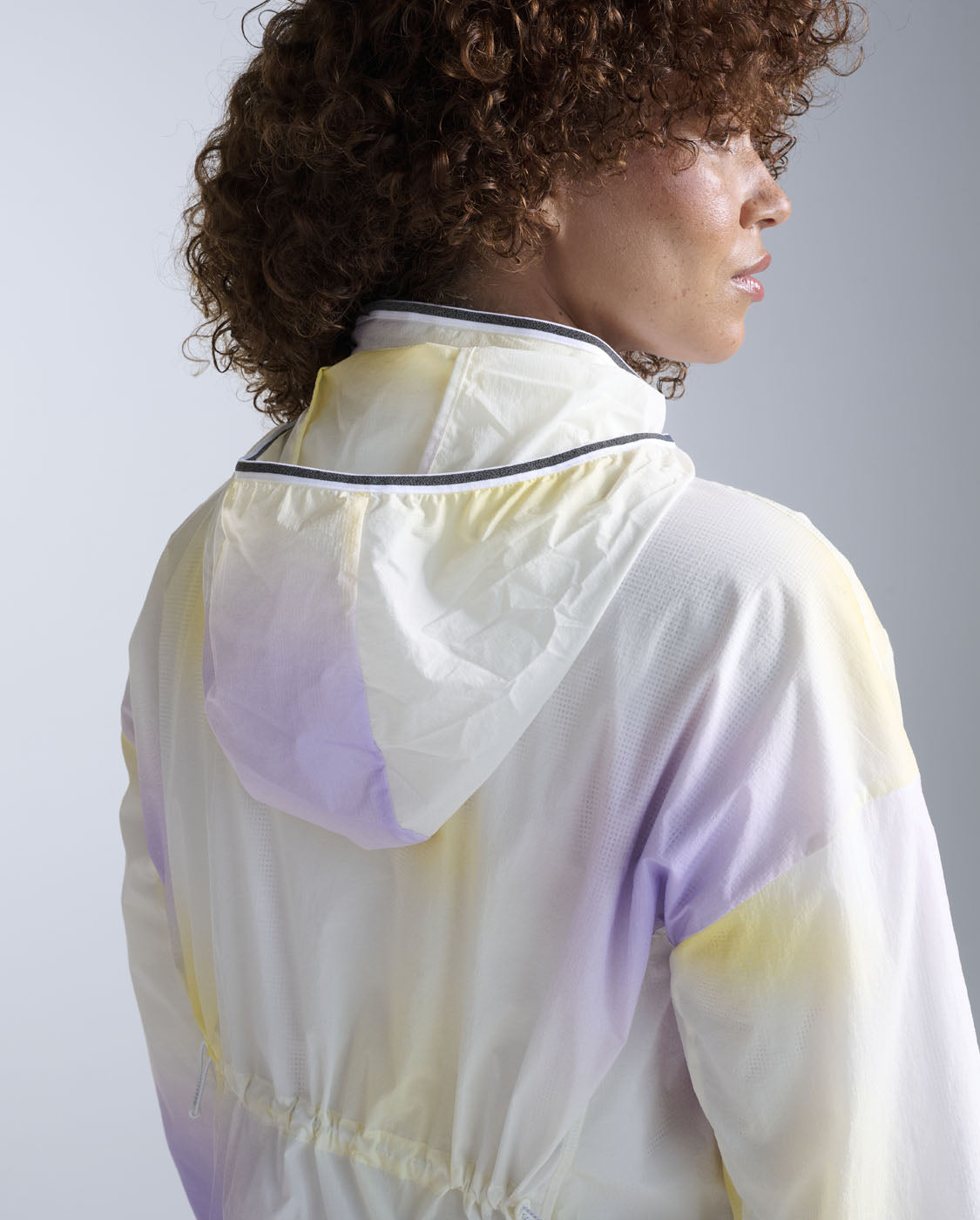 2xu-aero-sheer-bomber-jacke-lavender-digital-white image 3