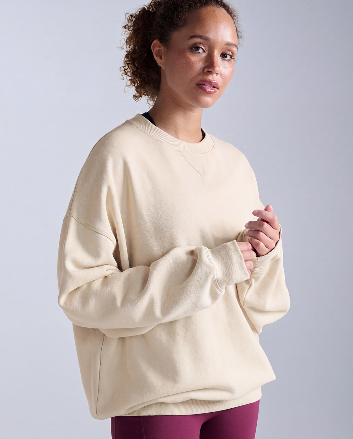 2xu-ez-oversized-organic-cotton-crew-sweatshirt-chalk-bio-baumwolle image 7