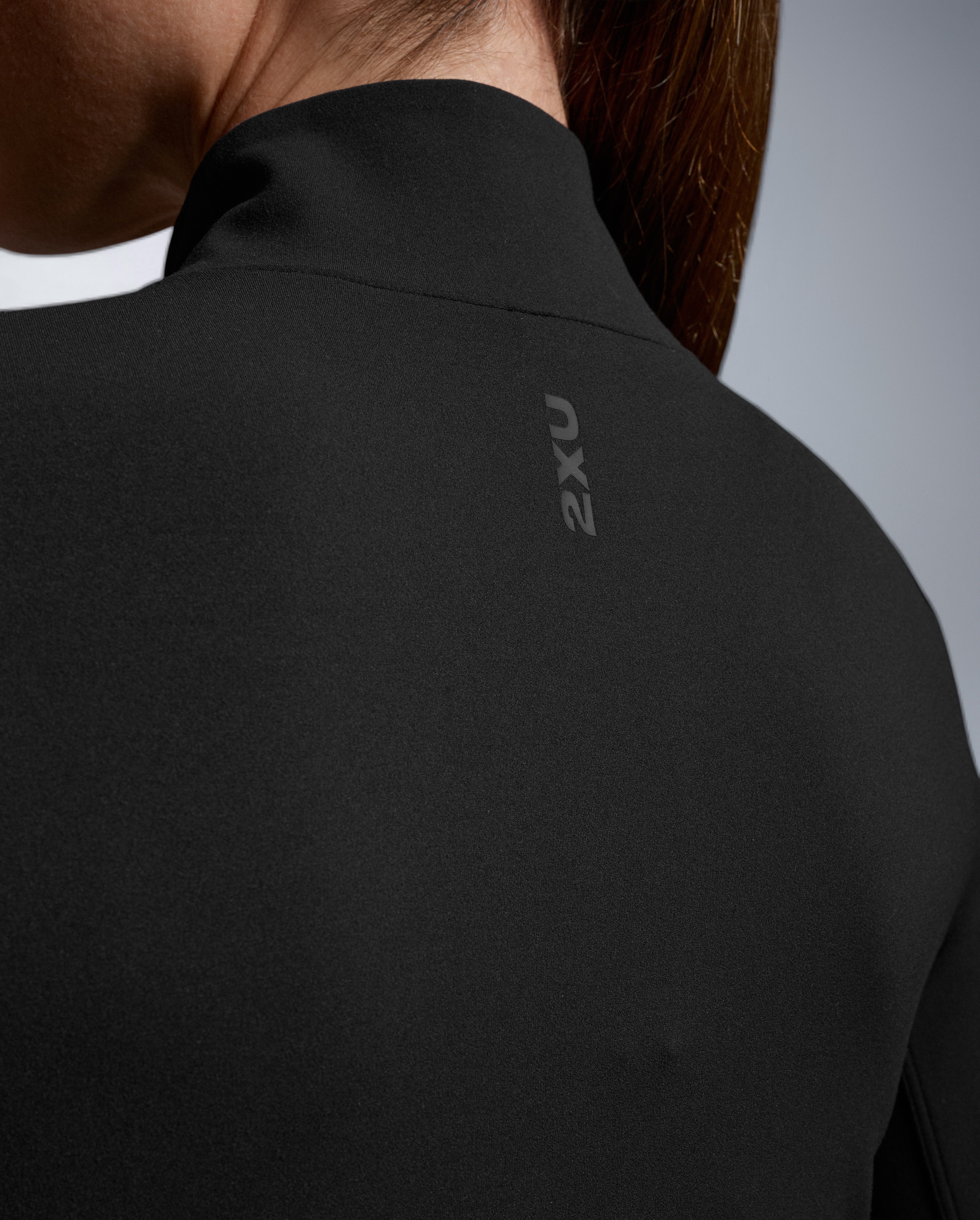 2xu-fluid-full-zip-jacke-damen-schwarz-winddicht image 7
