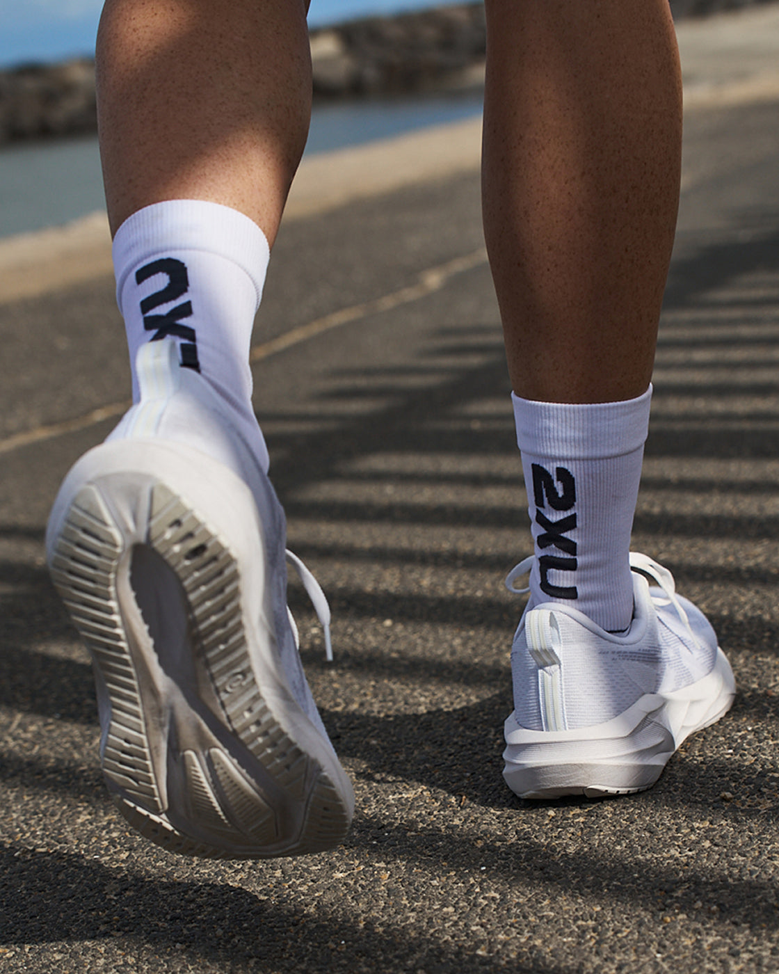 2xu-vectr-cushion-crew-socken-wei-grau-polsterung image 2