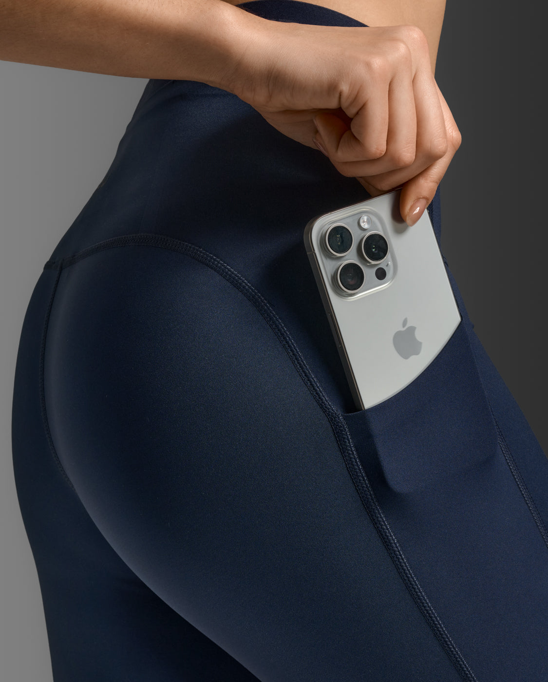 2xu-form-stash-tight-damen-midnight-7-8-taschen image 6