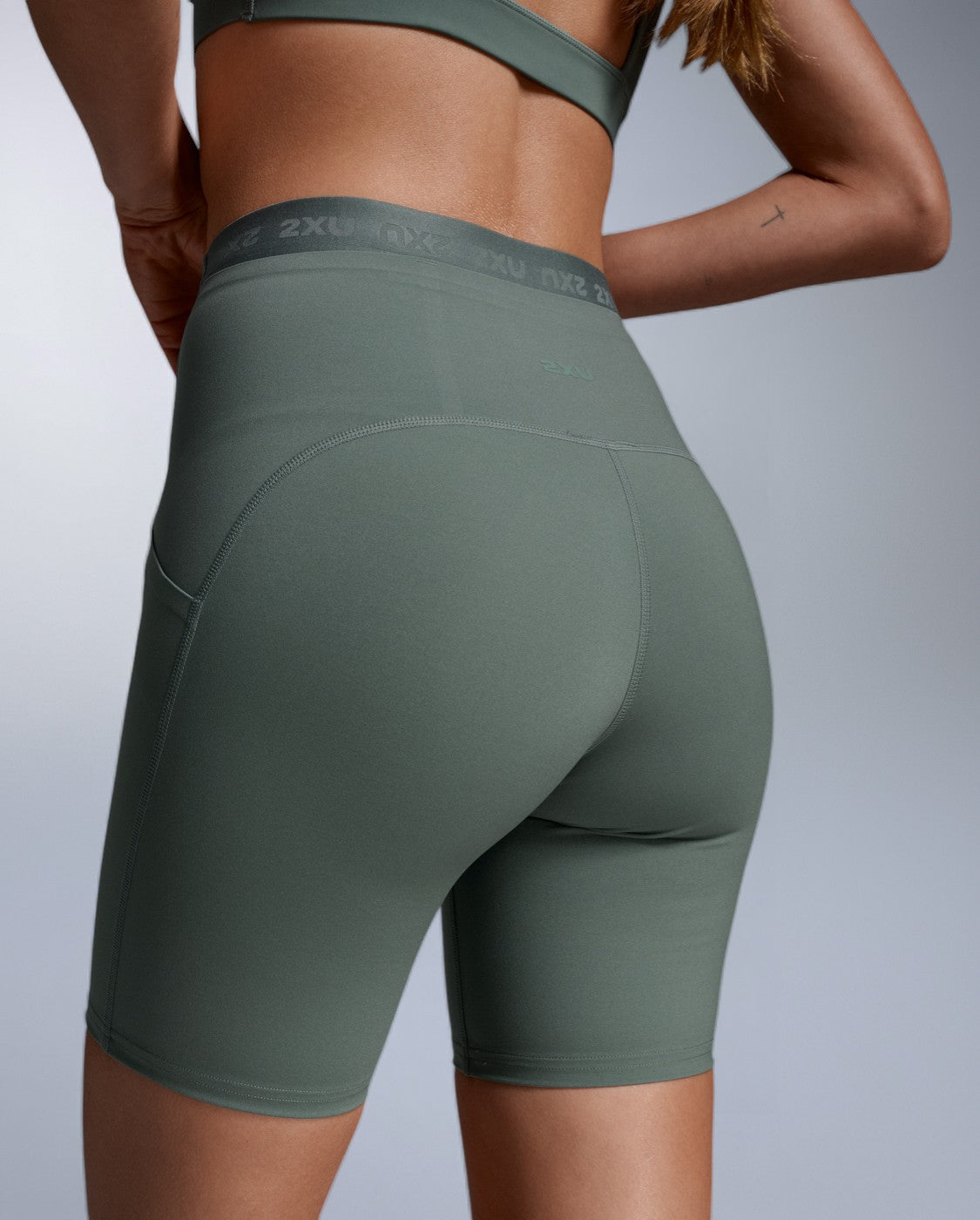 2xu-form-stash-hi-rise-kompressionsshorts-6-inch-olive-leaf-damen image 3