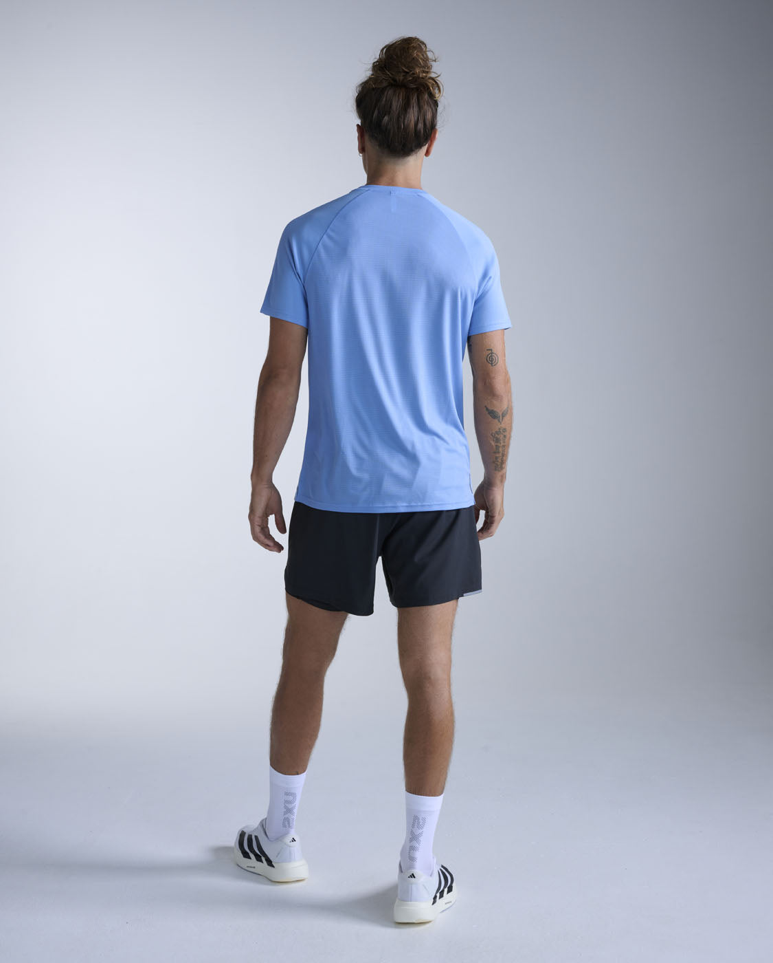 2xu-aero-tee-laufshirt-herren-silverlake-blue image 7