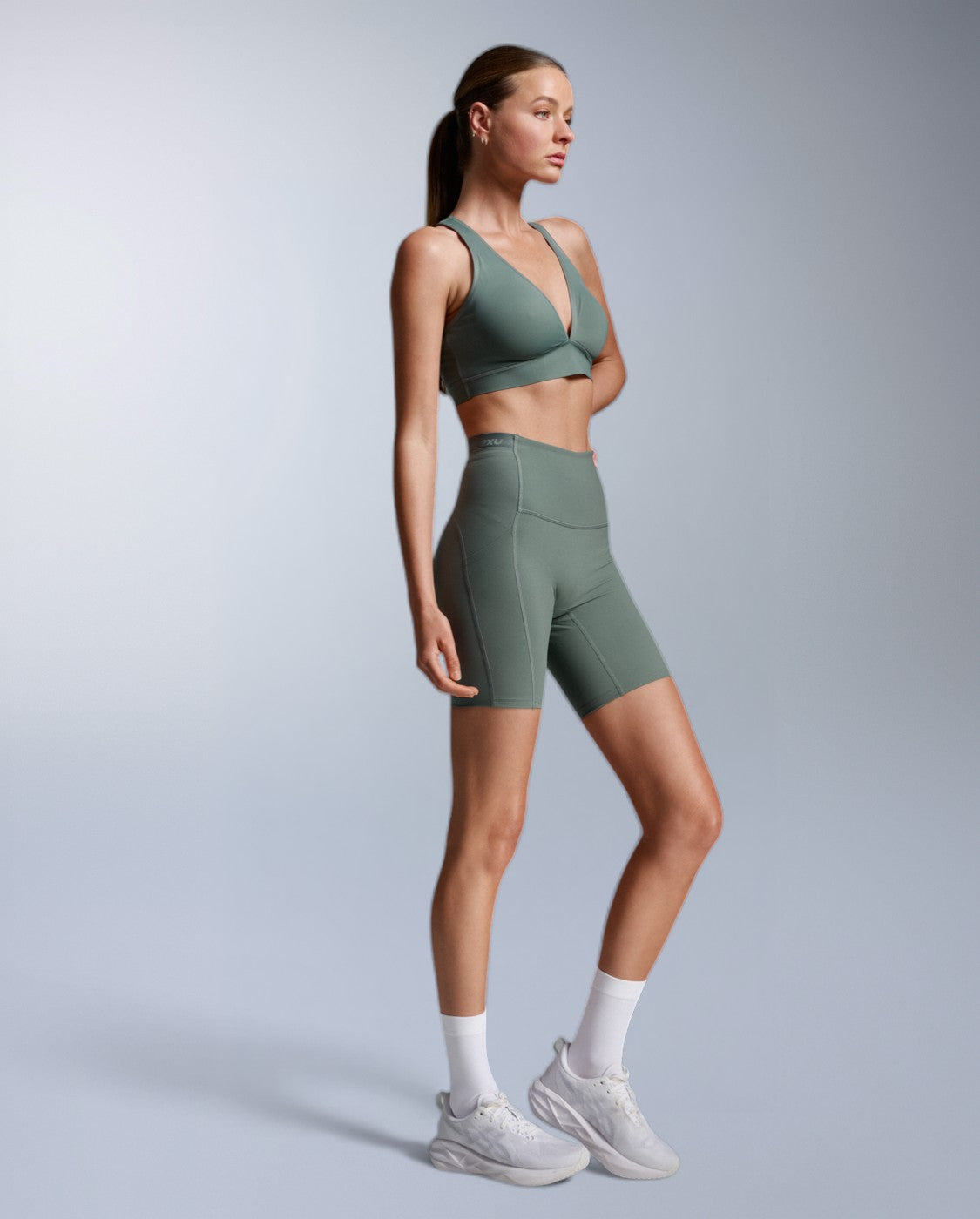 2xu-form-stash-hi-rise-kompressionsshorts-6-inch-olive-leaf-damen image 5