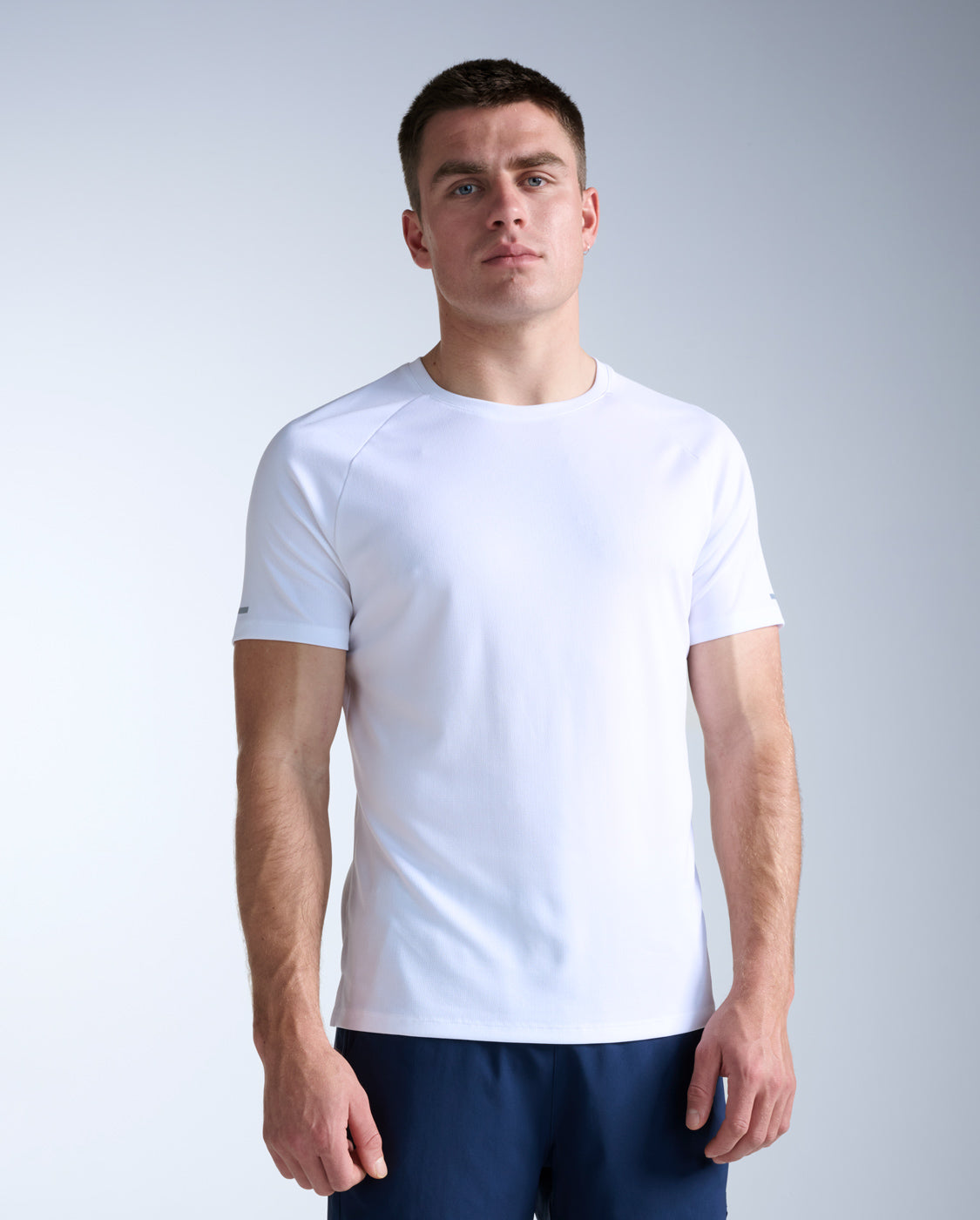 2xu-aero-tee-laufshirt-herren-white-silver-atmungsaktiv image 1