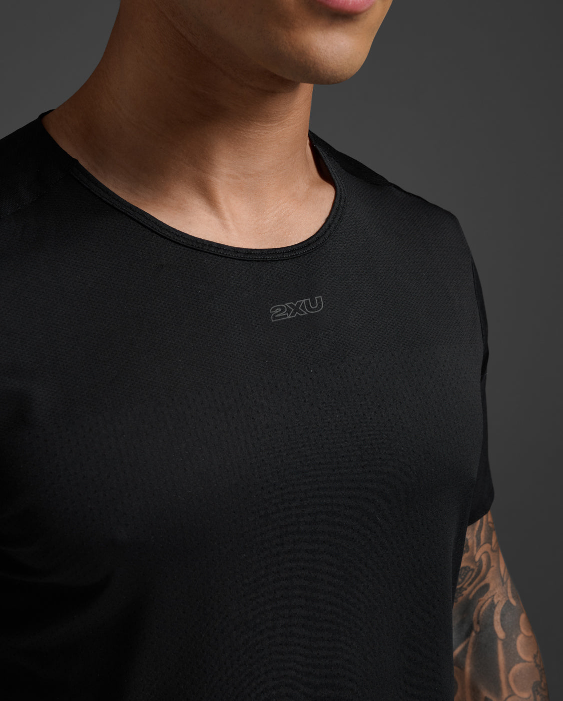 2xu-light-speed-tech-tee-laufshirt-schwarz image 4