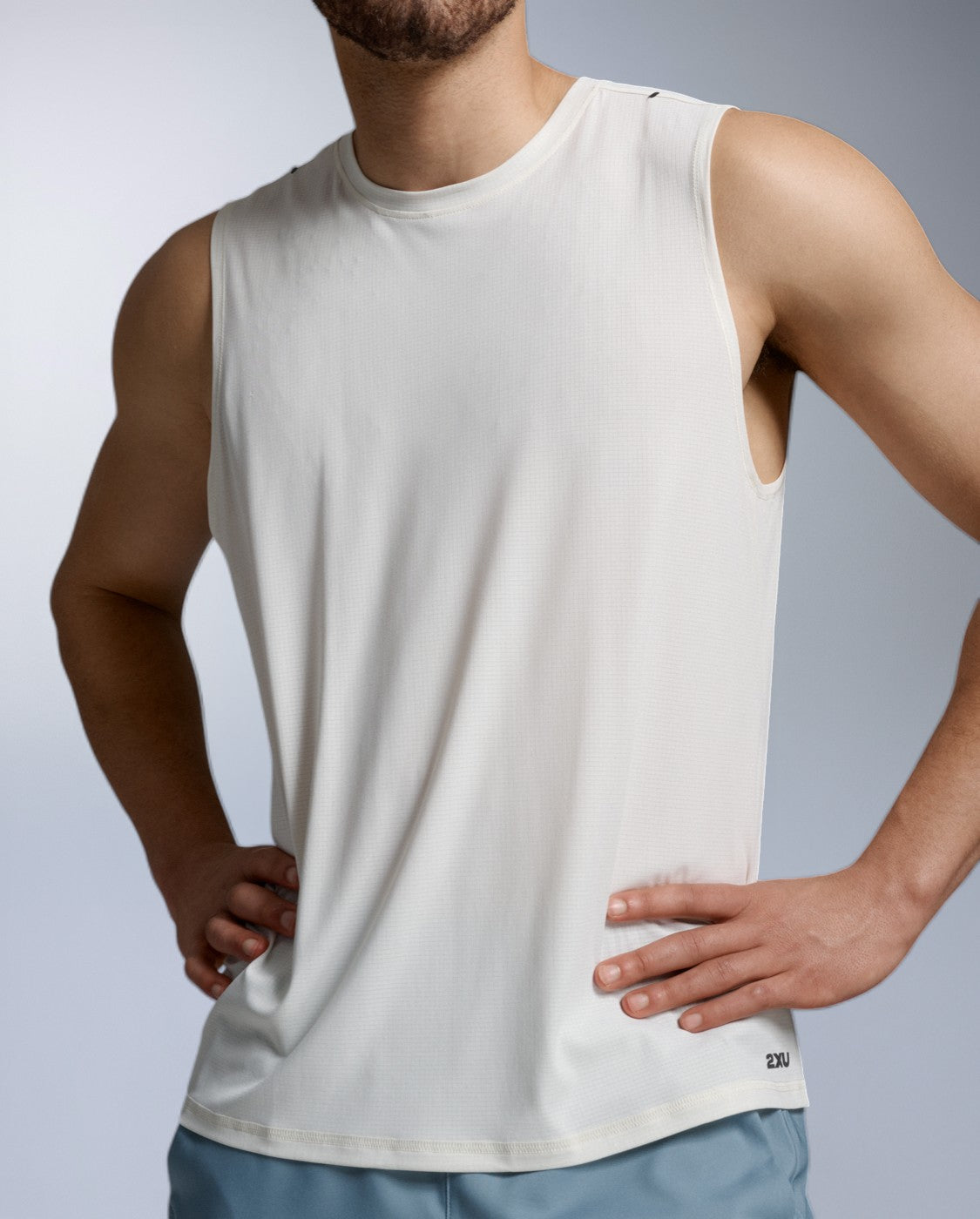 2xu-aero-trail-tank-top-herren-chalk-black-schnelltrocknend image 5