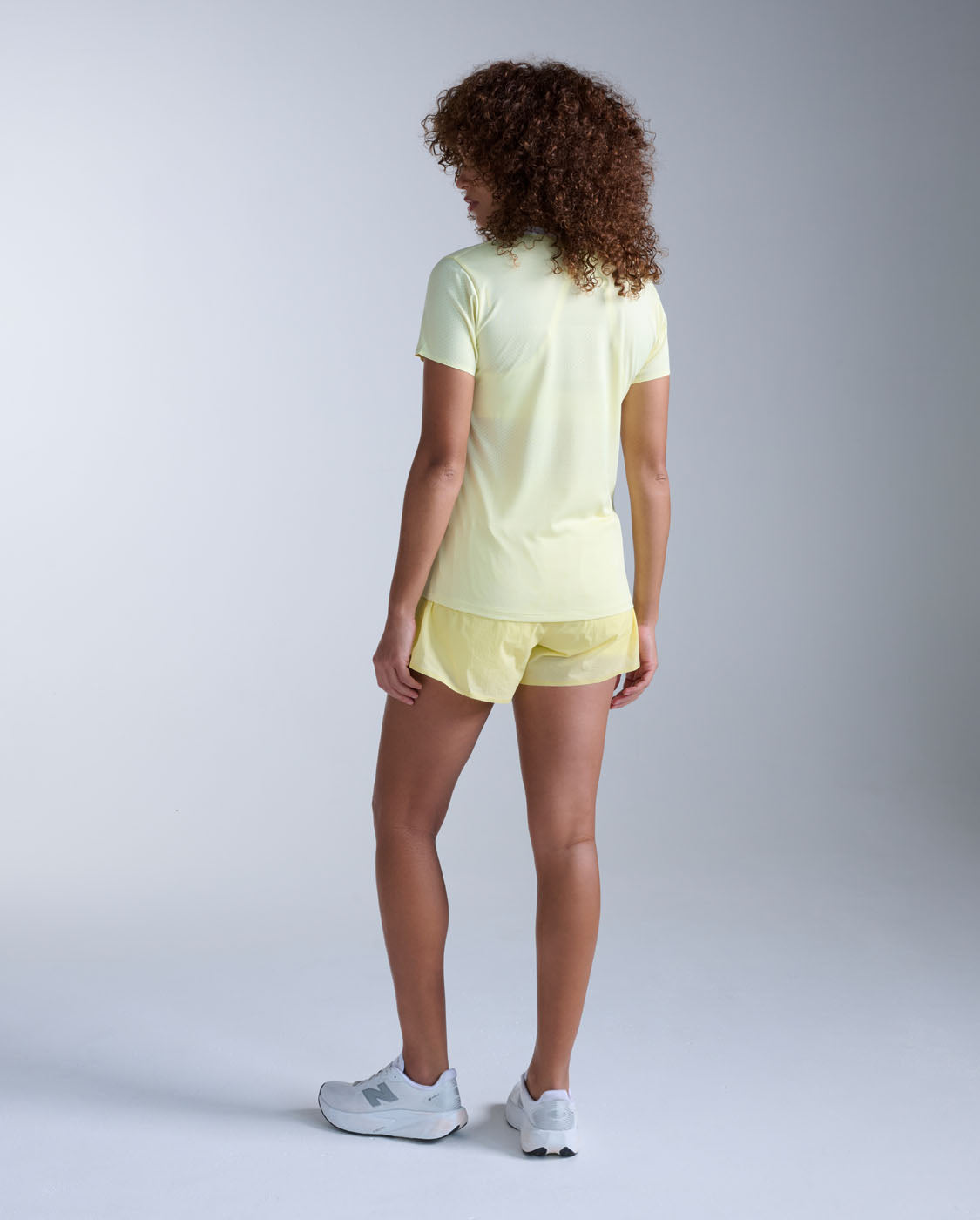 2xu-light-speed-tech-tee-lemon-ice-laufshirt-damen image 6