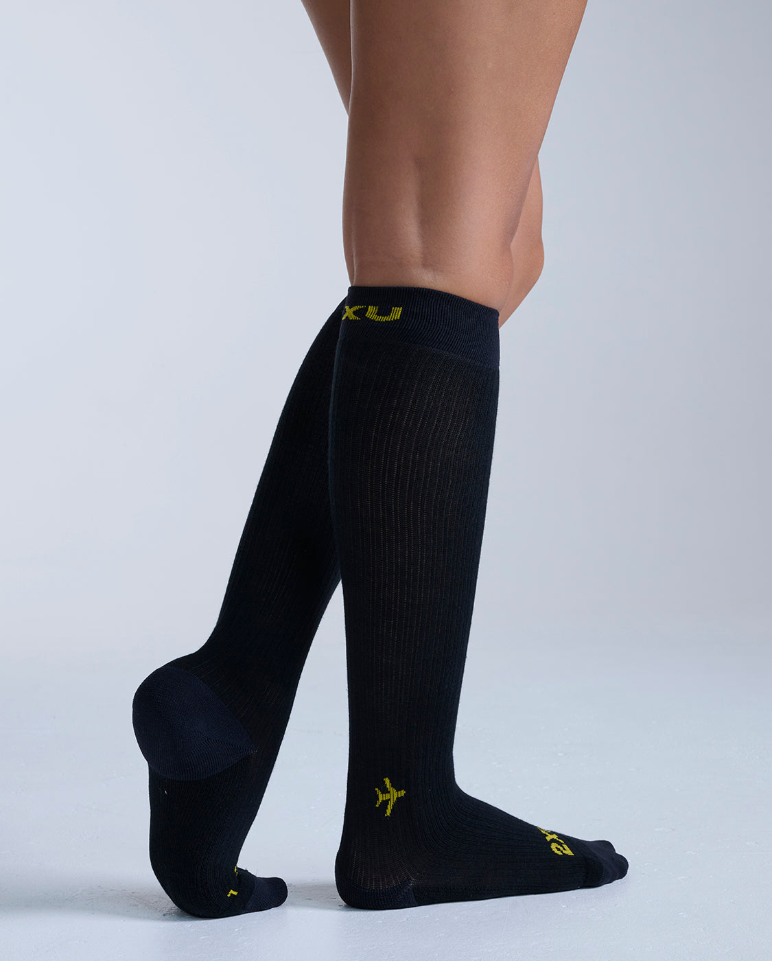 2xu-flight-bamboo-charcoal-kompressionssocken-schwarz-unisex image 2