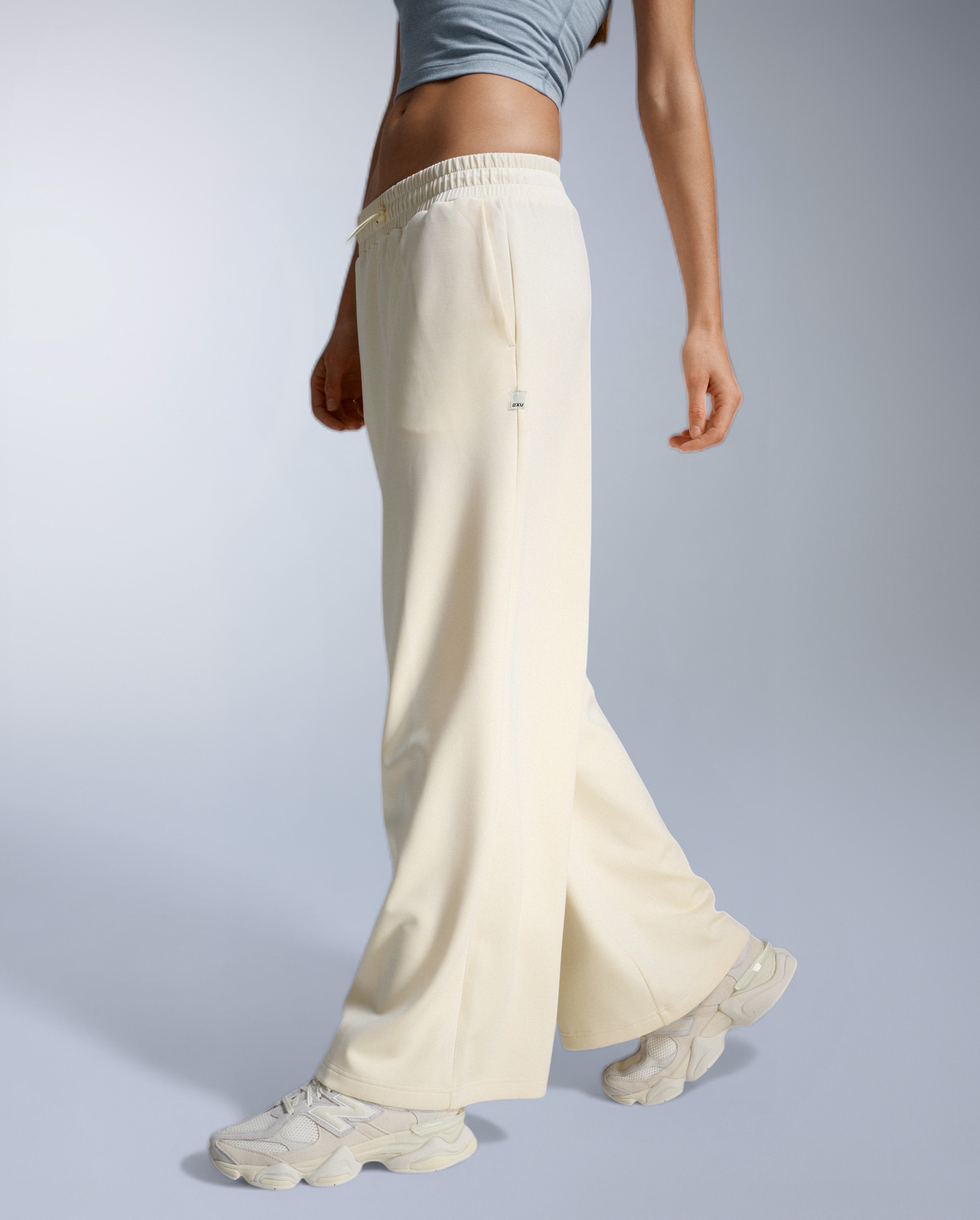 2xu-signature-wonderluxe-wide-leg-hose-damen-chalk-modal image 2