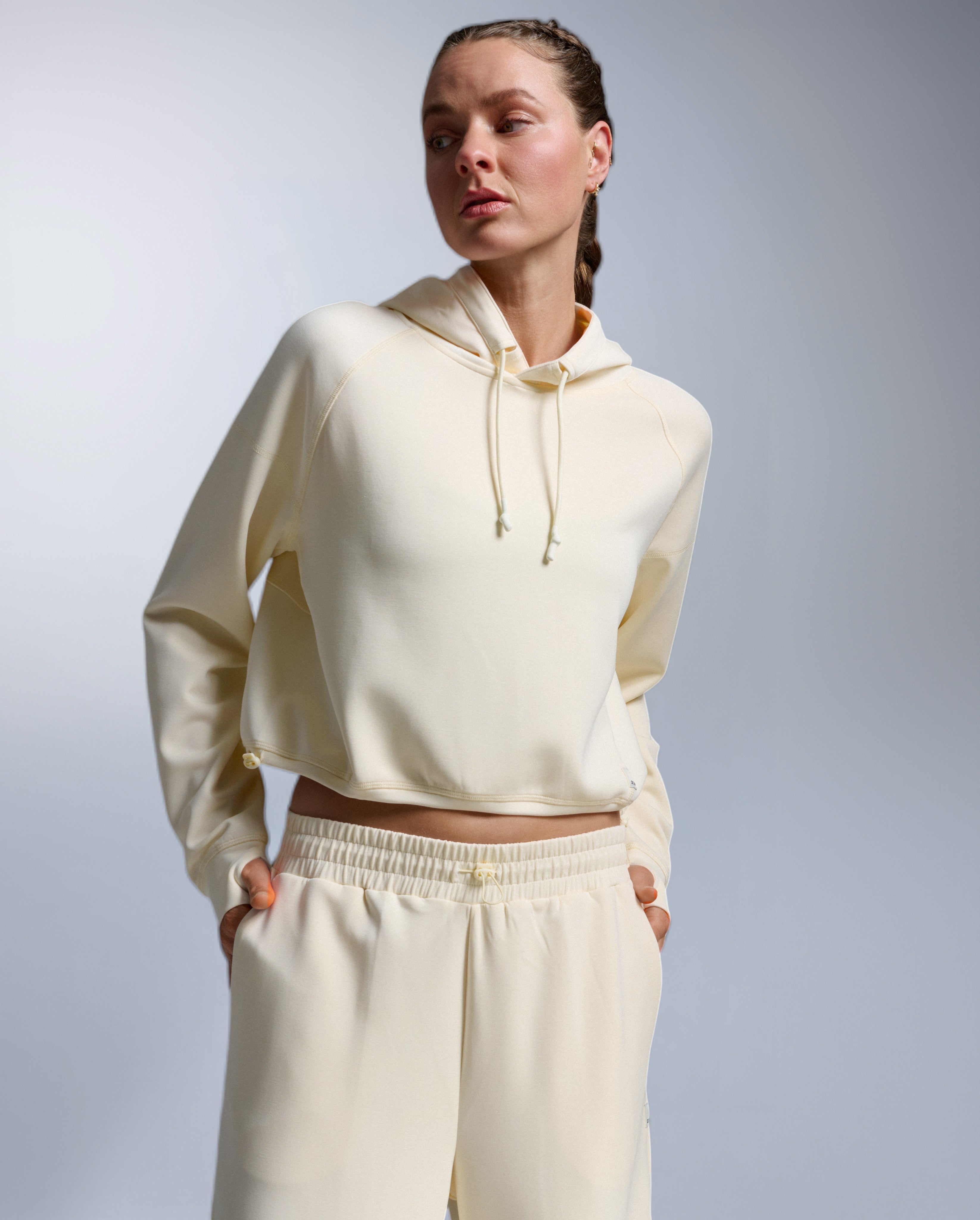 2xu-signature-wonderluxe-cropped-hoodie-chalk-white image 2
