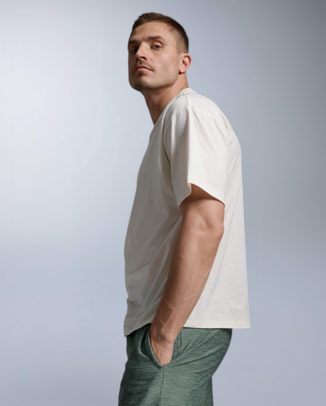 2xu-motion-oversized-tencel-tee-t-shirt-herren-chalk image 2