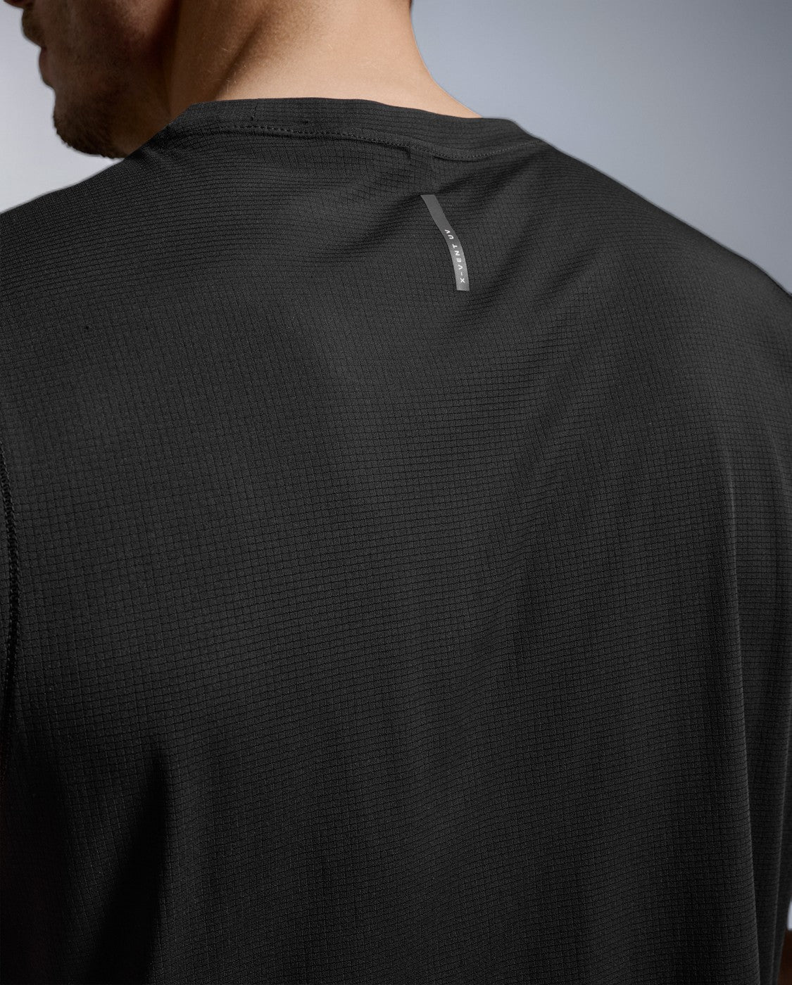 2xu-aero-trail-tank-top-herren-black-black-reflective-upf-50 image 2