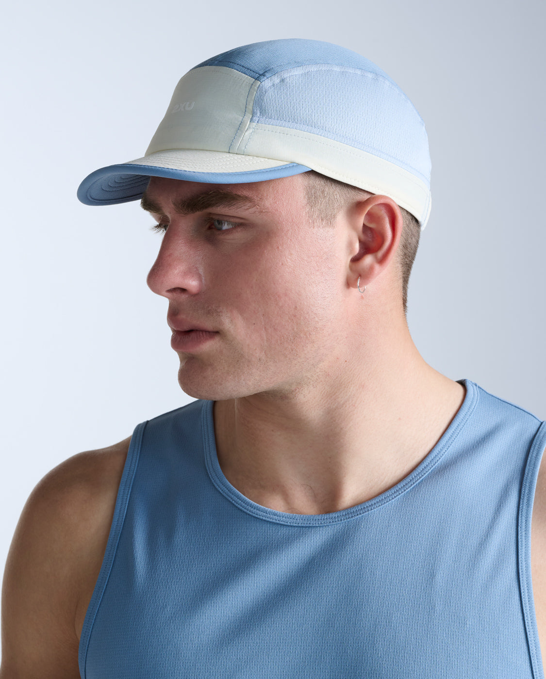 2xu-light-speed-small-cap-laufcap-chalk-blue-unisex image 2