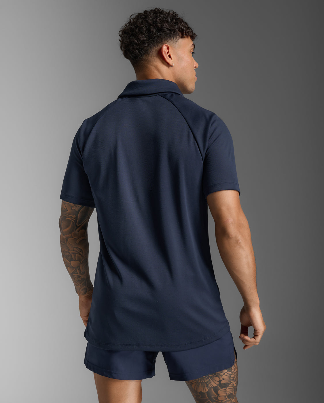 2xu-motion-aspire-polo-herren-midnight-white-kurzarm image 2