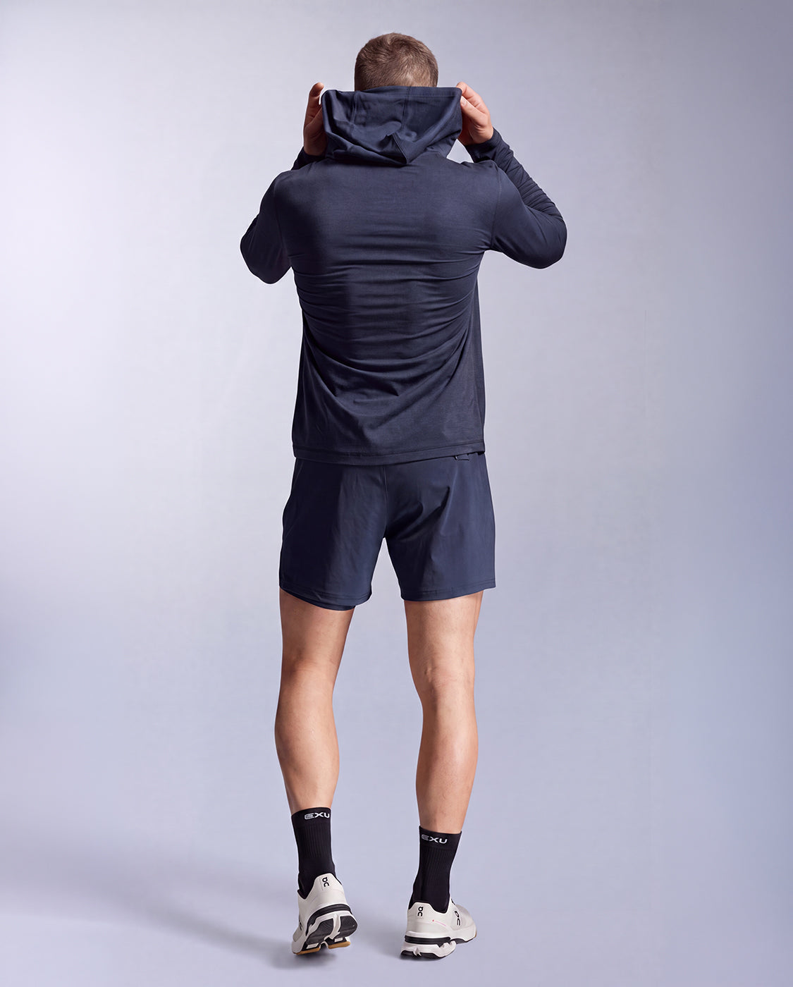 2xu-motion-long-sleeve-hoodie-herren-midnight-kapuze image 4