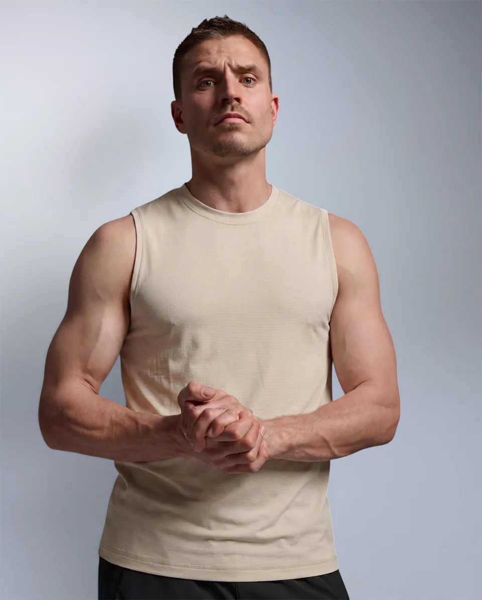 2xu-force-tech-tank-herren-chalk-rmelloses-trainingstop image 1