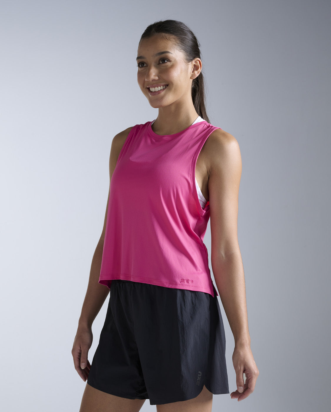 2xu-aero-trail-tank-lauftop-electric-rose-damen image 7