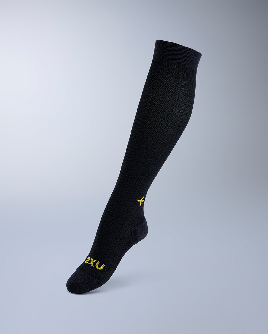2xu-flight-bamboo-charcoal-kompressionssocken-schwarz-unisex image 3