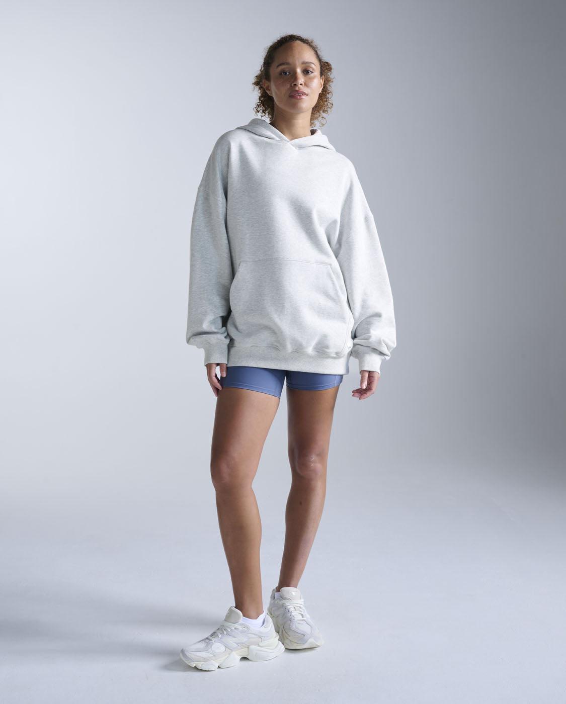 2xu-ez-oversized-organic-cotton-hoodie-grey-marle image 5