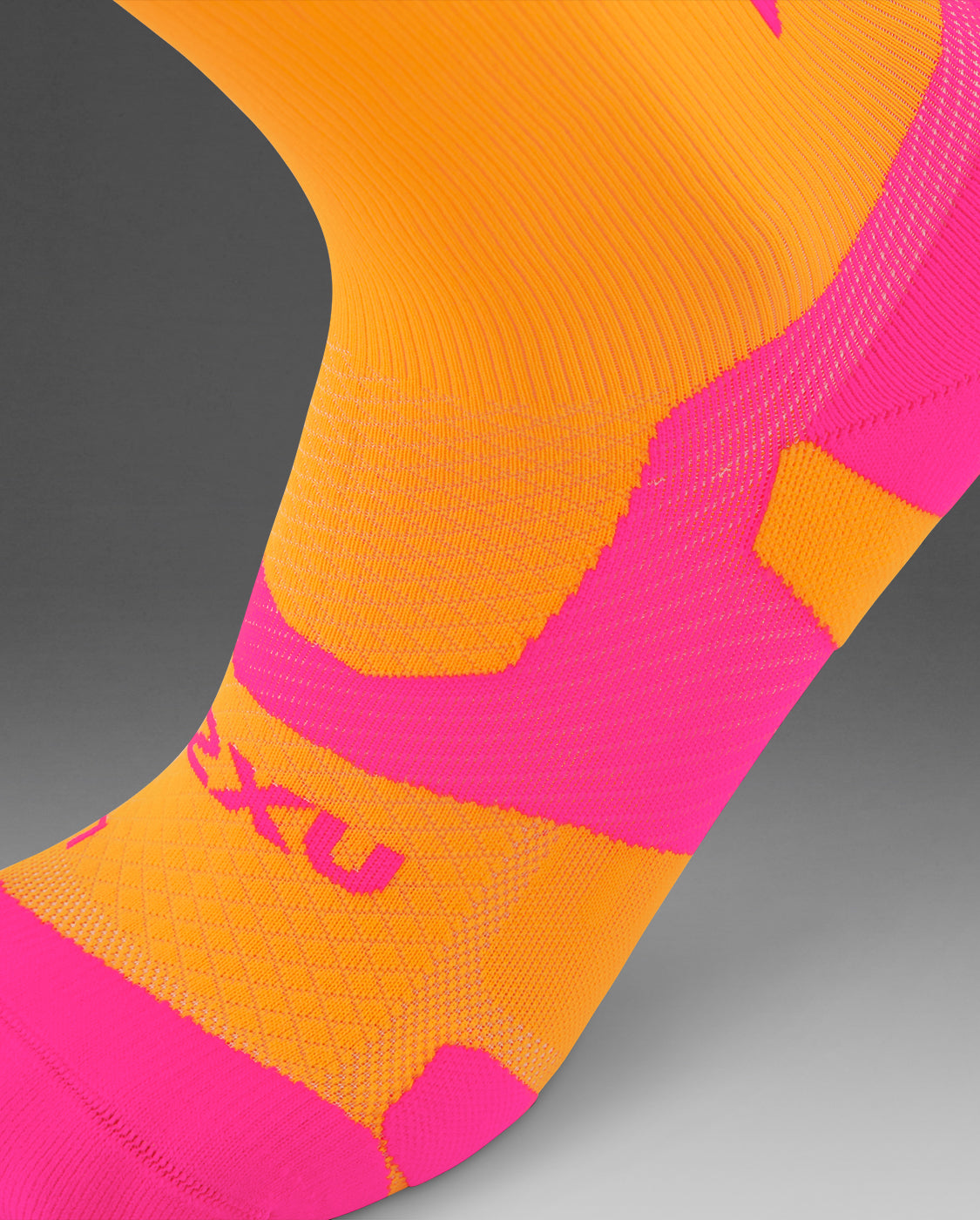 2xu-vectr-light-cushion-crew-socken-orange-fuchsia image 2