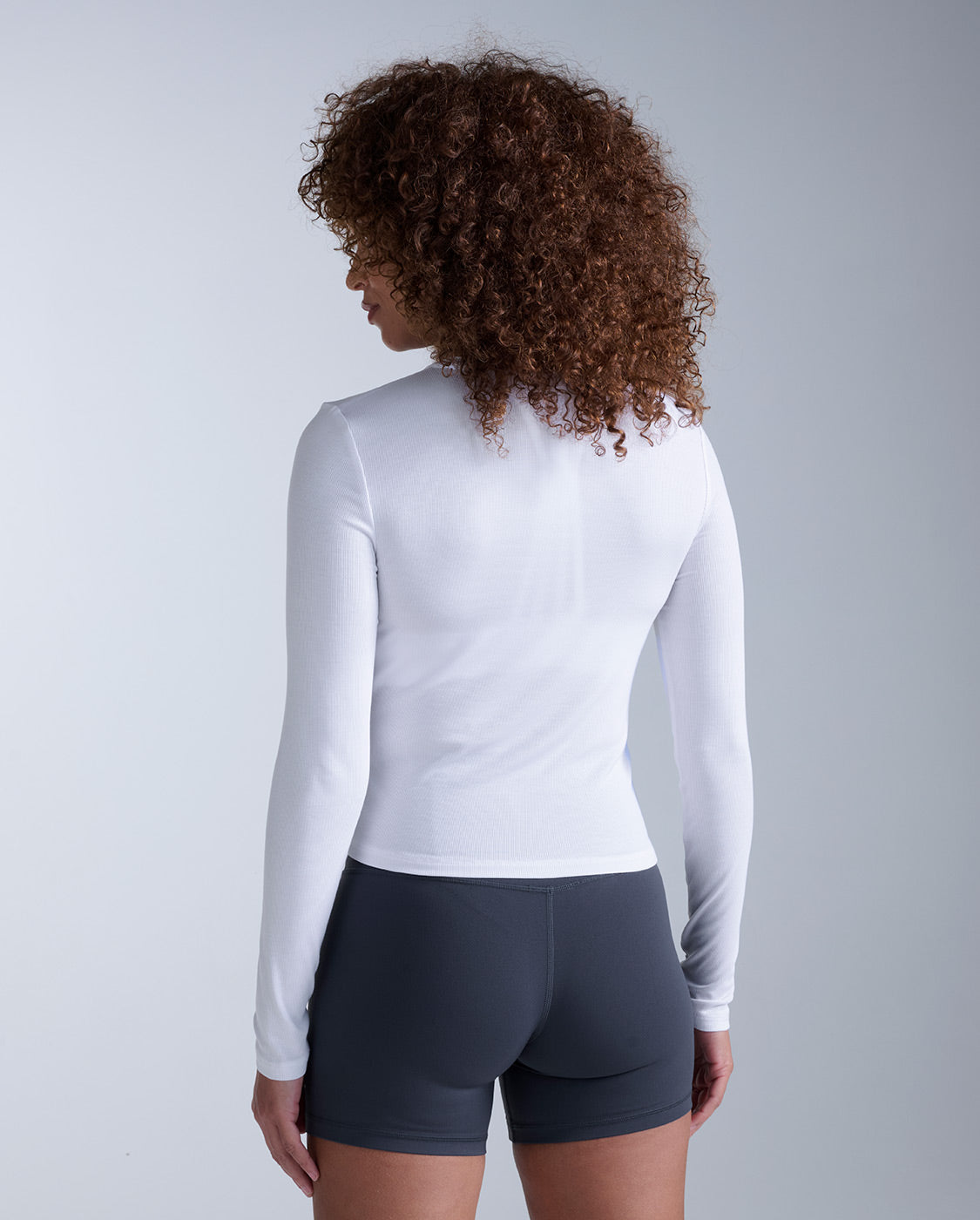 2xu-fluid-modal-ribbed-longsleeve-wei-damen-trainingsshirt image 3