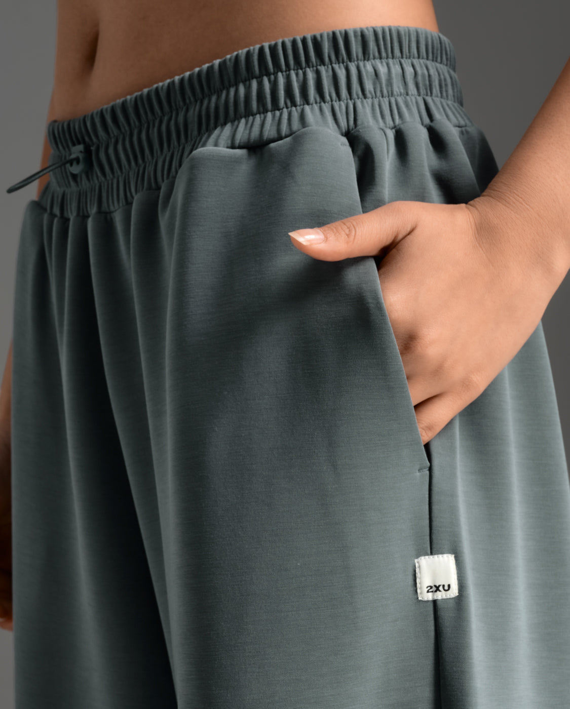 2xu-wonderluxe-wide-leg-pants-damen-sporthose-dark-sage image 8