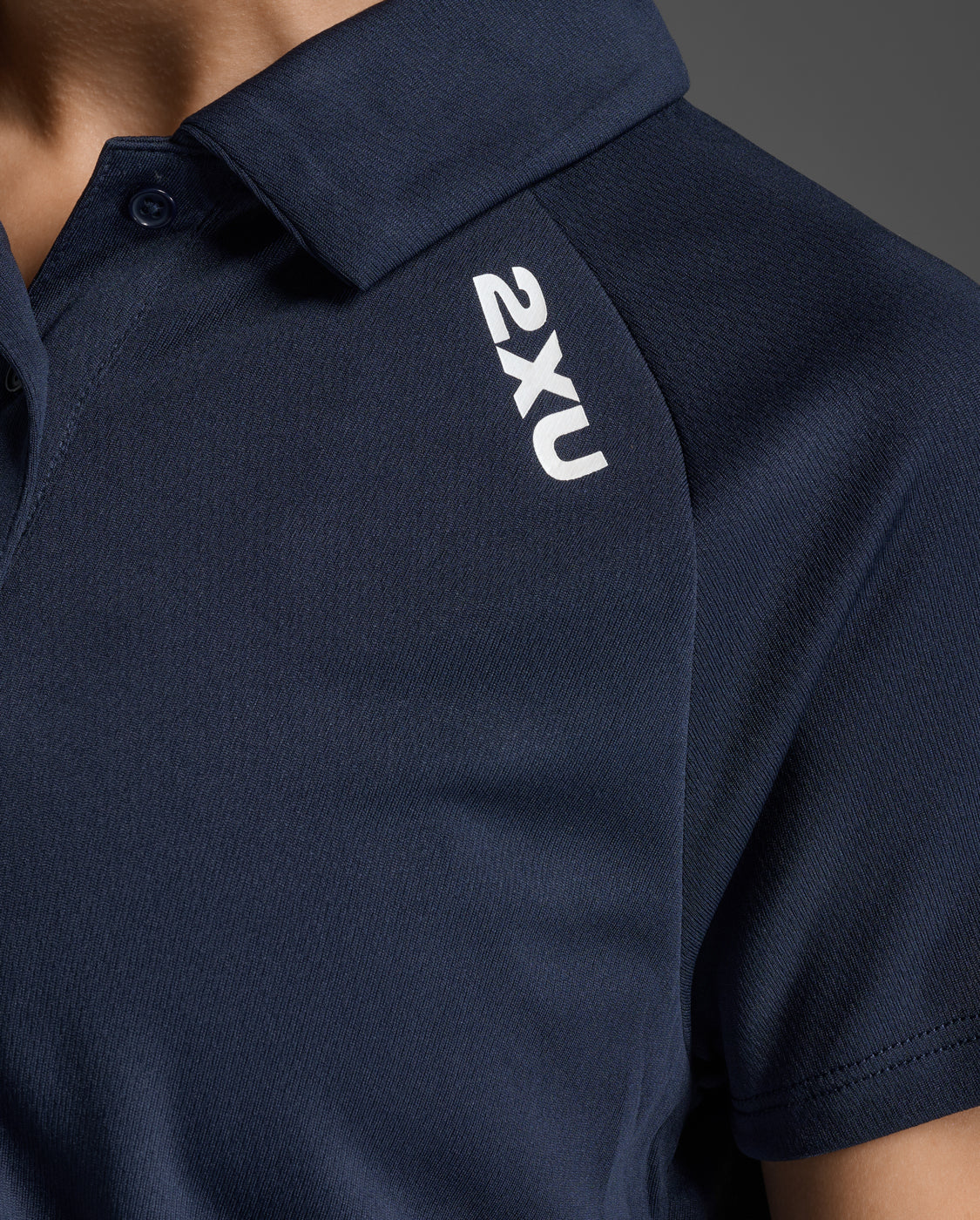 2xu-motion-aspire-polo-damen-midnight-white-kurzarm image 8